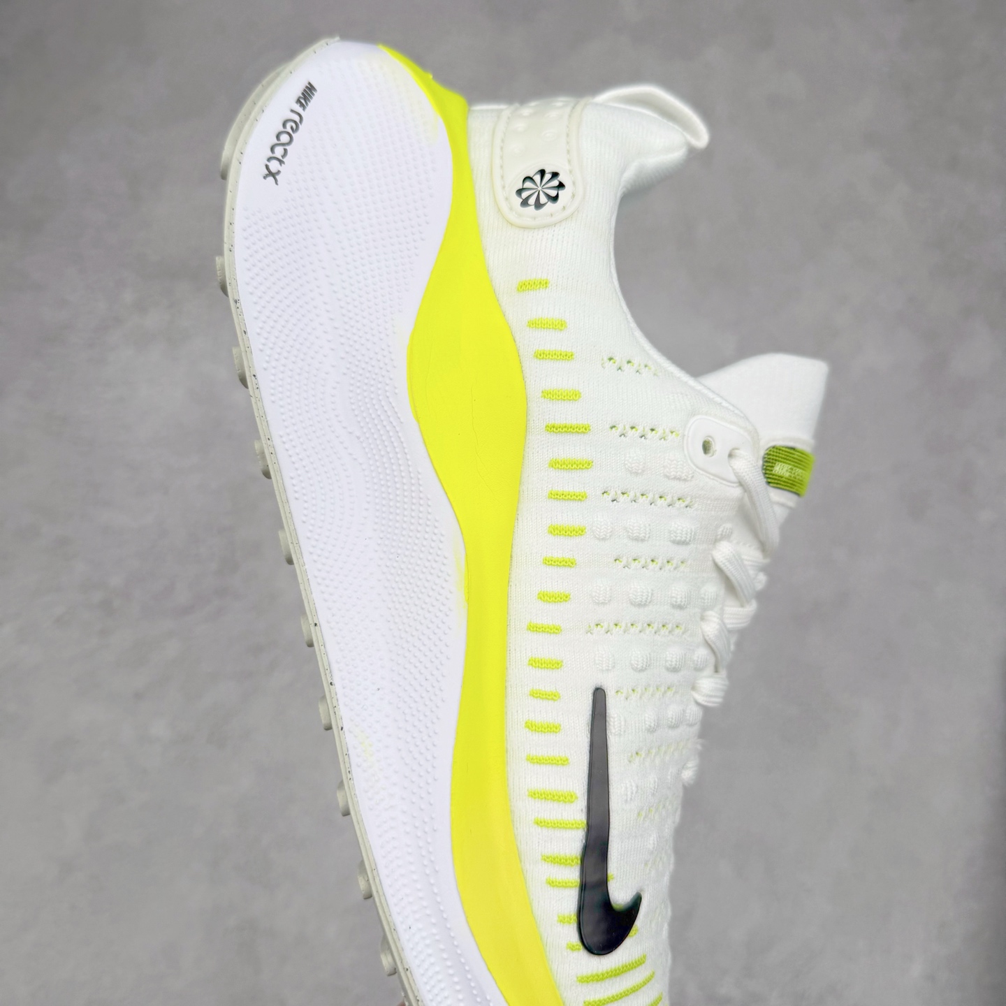 图片[6]-＃福利特价 NK ZoomX Invincible Run Flyknit FK4 不可战胜4代系列轻量飞织低帮休闲运动慢跑鞋 此鞋专为短跑运动员而生 是为 5 至 10 公里距离的赛事和训练打造 整体设计采用流线型的轻质工程网眼材质构成鞋面 并与其他 Running 旗舰鞋款同样搭载全脚掌 ZoomX 缓冲中底 搭配 Pebax 物料与橡胶外底 ZoomX StreakFly 首发配色以Prototype呈现 其灵感是来自开发期间的磨损测试 透过编号的标记与内侧的预期跑步距离突出研发过程 尺码：36 36.5 37.5 38 38.5 39 40 40.5 41 42 42.5 43 44 44.5 45-选品中心