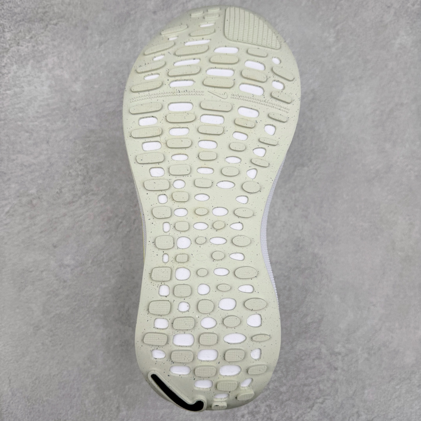 图片[9]-＃福利特价 NK ZoomX Invincible Run Flyknit FK4 不可战胜4代系列轻量飞织低帮休闲运动慢跑鞋 此鞋专为短跑运动员而生 是为 5 至 10 公里距离的赛事和训练打造 整体设计采用流线型的轻质工程网眼材质构成鞋面 并与其他 Running 旗舰鞋款同样搭载全脚掌 ZoomX 缓冲中底 搭配 Pebax 物料与橡胶外底 ZoomX StreakFly 首发配色以Prototype呈现 其灵感是来自开发期间的磨损测试 透过编号的标记与内侧的预期跑步距离突出研发过程 尺码：36 36.5 37.5 38 38.5 39 40 40.5 41 42 42.5 43 44 44.5 45-选品中心