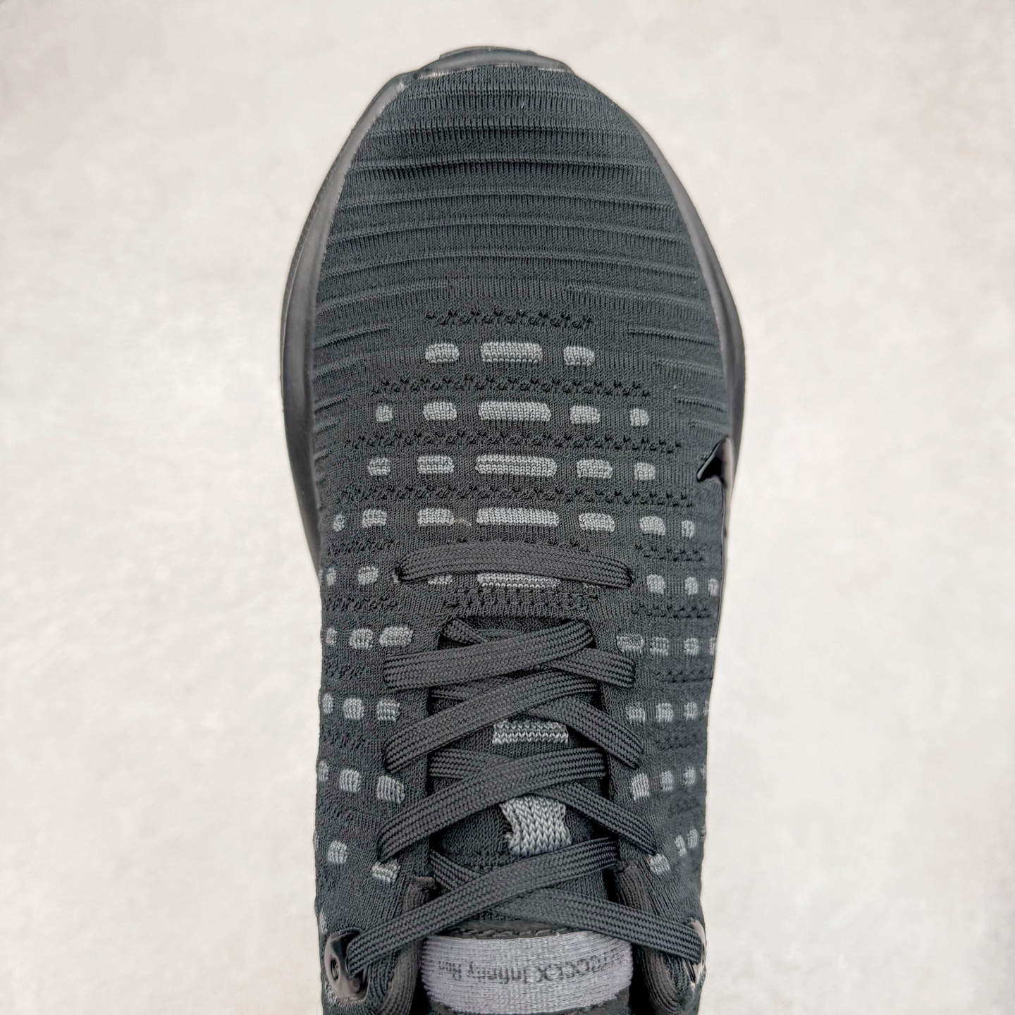 图片[4]-＃福利特价 NK ZoomX Invincible Run Flyknit FK4 不可战胜4代系列轻量飞织低帮休闲运动慢跑鞋 此鞋专为短跑运动员而生 是为 5 至 10 公里距离的赛事和训练打造 整体设计采用流线型的轻质工程网眼材质构成鞋面 并与其他 Running 旗舰鞋款同样搭载全脚掌 ZoomX 缓冲中底 搭配 Pebax 物料与橡胶外底 ZoomX StreakFly 首发配色以Prototype呈现 其灵感是来自开发期间的磨损测试 透过编号的标记与内侧的预期跑步距离突出研发过程 尺码：36 36.5 37.5 38 38.5 39 40 40.5 41 42 42.5 43 44 44.5 45-选品中心