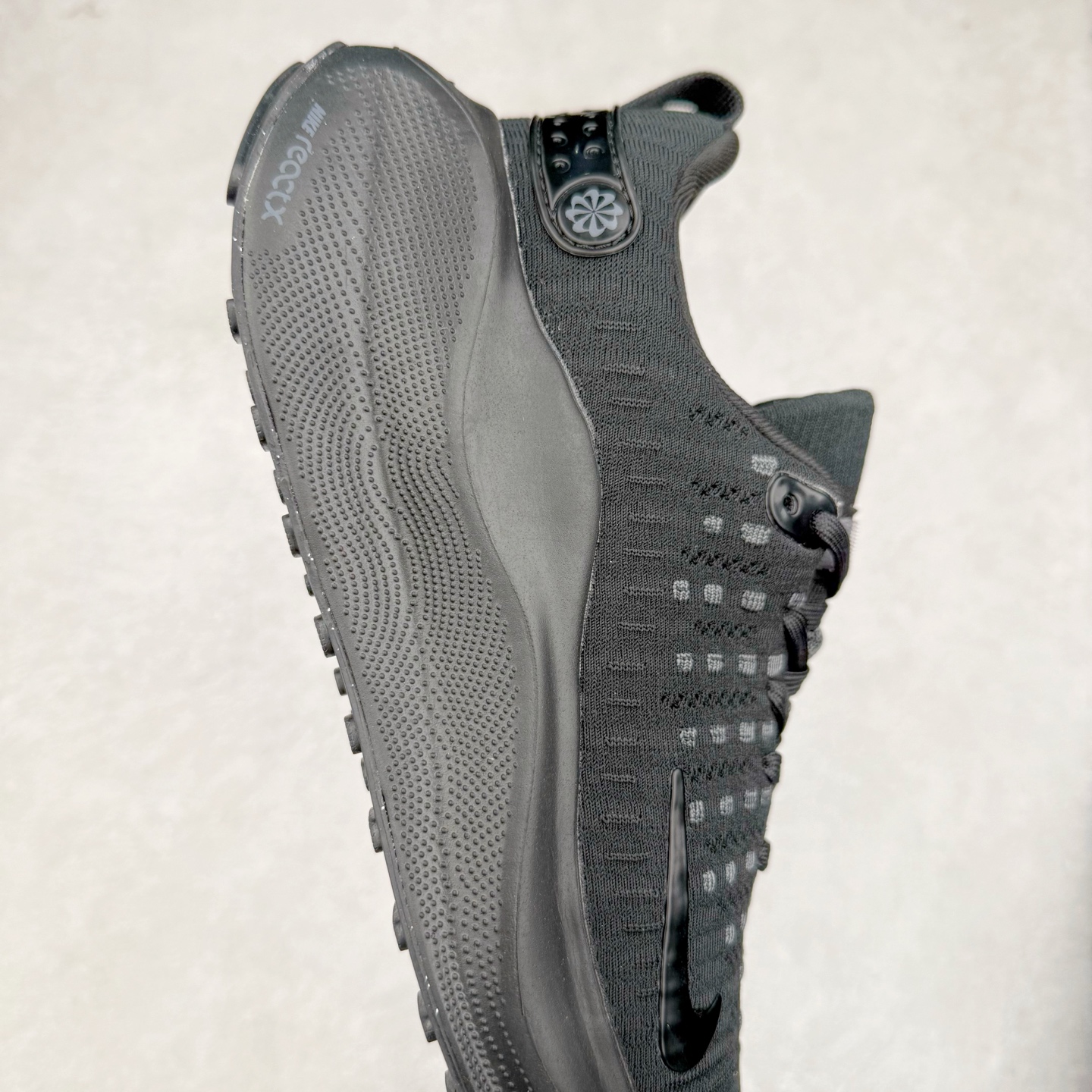 图片[6]-＃福利特价 NK ZoomX Invincible Run Flyknit FK4 不可战胜4代系列轻量飞织低帮休闲运动慢跑鞋 此鞋专为短跑运动员而生 是为 5 至 10 公里距离的赛事和训练打造 整体设计采用流线型的轻质工程网眼材质构成鞋面 并与其他 Running 旗舰鞋款同样搭载全脚掌 ZoomX 缓冲中底 搭配 Pebax 物料与橡胶外底 ZoomX StreakFly 首发配色以Prototype呈现 其灵感是来自开发期间的磨损测试 透过编号的标记与内侧的预期跑步距离突出研发过程 尺码：36 36.5 37.5 38 38.5 39 40 40.5 41 42 42.5 43 44 44.5 45-选品中心