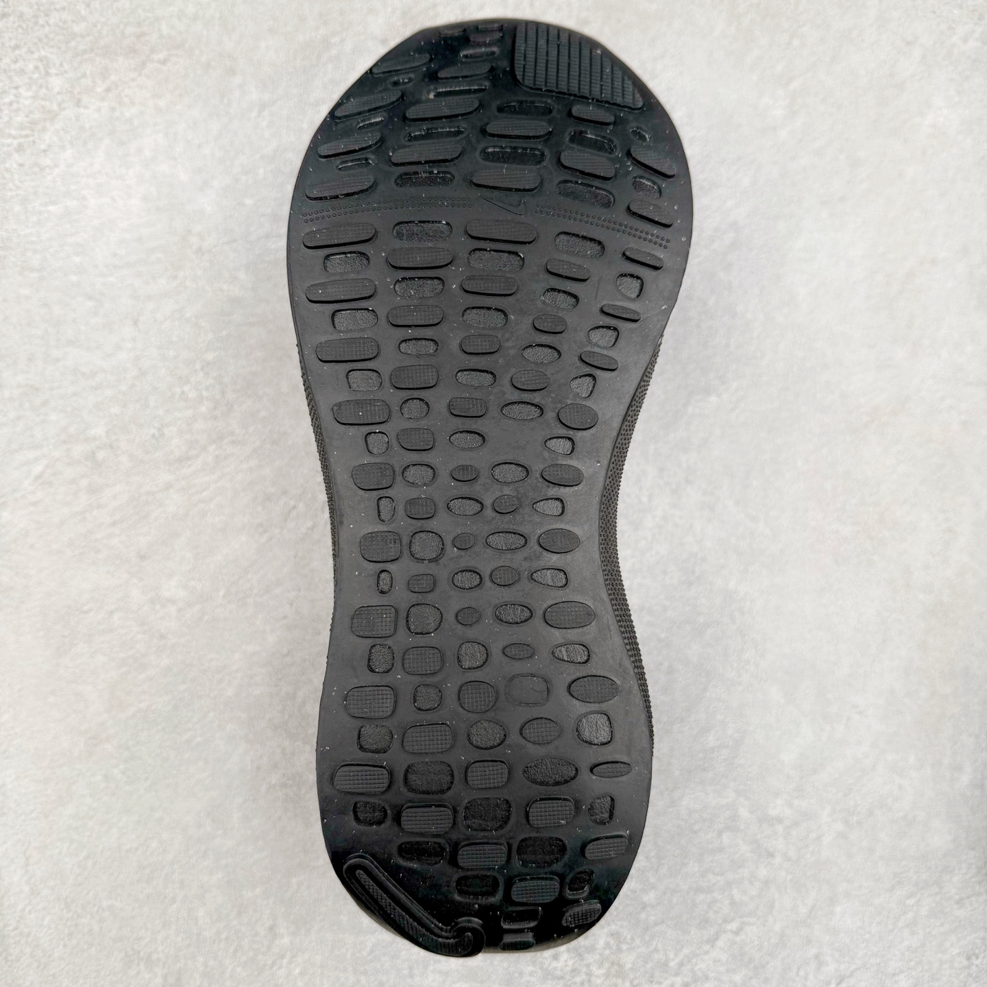 图片[9]-＃福利特价 NK ZoomX Invincible Run Flyknit FK4 不可战胜4代系列轻量飞织低帮休闲运动慢跑鞋 此鞋专为短跑运动员而生 是为 5 至 10 公里距离的赛事和训练打造 整体设计采用流线型的轻质工程网眼材质构成鞋面 并与其他 Running 旗舰鞋款同样搭载全脚掌 ZoomX 缓冲中底 搭配 Pebax 物料与橡胶外底 ZoomX StreakFly 首发配色以Prototype呈现 其灵感是来自开发期间的磨损测试 透过编号的标记与内侧的预期跑步距离突出研发过程 尺码：36 36.5 37.5 38 38.5 39 40 40.5 41 42 42.5 43 44 44.5 45-选品中心