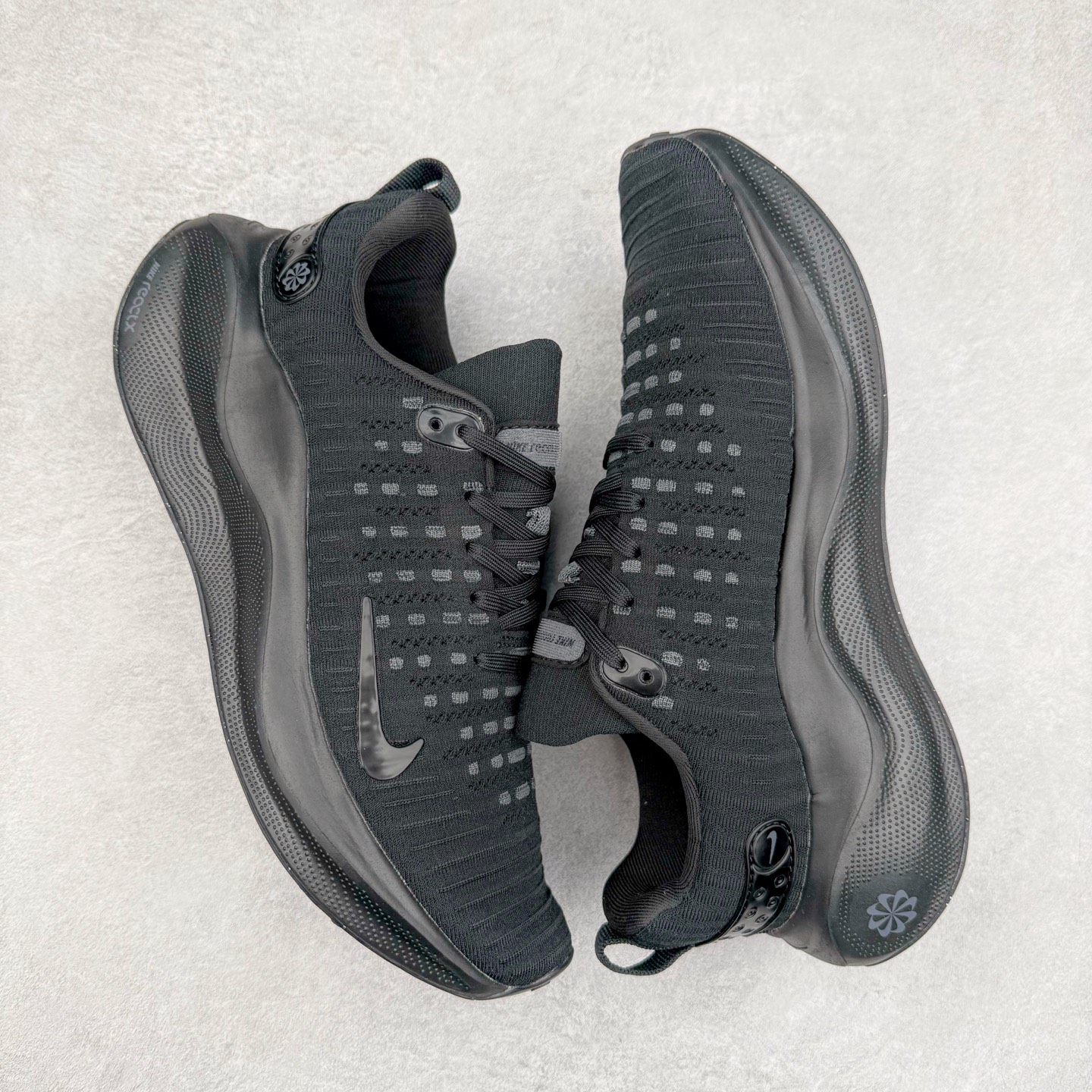 图片[3]-＃福利特价 NK ZoomX Invincible Run Flyknit FK4 不可战胜4代系列轻量飞织低帮休闲运动慢跑鞋 此鞋专为短跑运动员而生 是为 5 至 10 公里距离的赛事和训练打造 整体设计采用流线型的轻质工程网眼材质构成鞋面 并与其他 Running 旗舰鞋款同样搭载全脚掌 ZoomX 缓冲中底 搭配 Pebax 物料与橡胶外底 ZoomX StreakFly 首发配色以Prototype呈现 其灵感是来自开发期间的磨损测试 透过编号的标记与内侧的预期跑步距离突出研发过程 尺码：36 36.5 37.5 38 38.5 39 40 40.5 41 42 42.5 43 44 44.5 45-选品中心