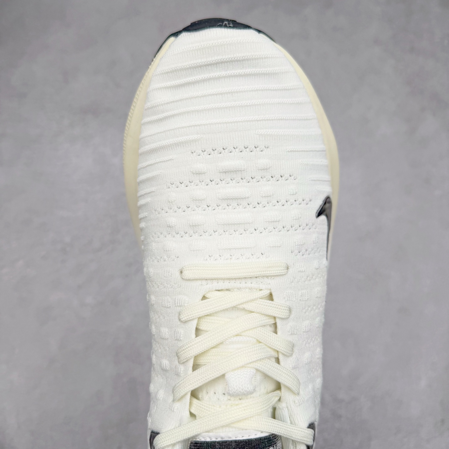 图片[4]-＃福利特价 NK ZoomX Invincible Run Flyknit FK4 不可战胜4代系列轻量飞织低帮休闲运动慢跑鞋 此鞋专为短跑运动员而生 是为 5 至 10 公里距离的赛事和训练打造 整体设计采用流线型的轻质工程网眼材质构成鞋面 并与其他 Running 旗舰鞋款同样搭载全脚掌 ZoomX 缓冲中底 搭配 Pebax 物料与橡胶外底 ZoomX StreakFly 首发配色以Prototype呈现 其灵感是来自开发期间的磨损测试 透过编号的标记与内侧的预期跑步距离突出研发过程 尺码：36 36.5 37.5 38 38.5 39 40 40.5 41 42 42.5 43 44 44.5 45-选品中心