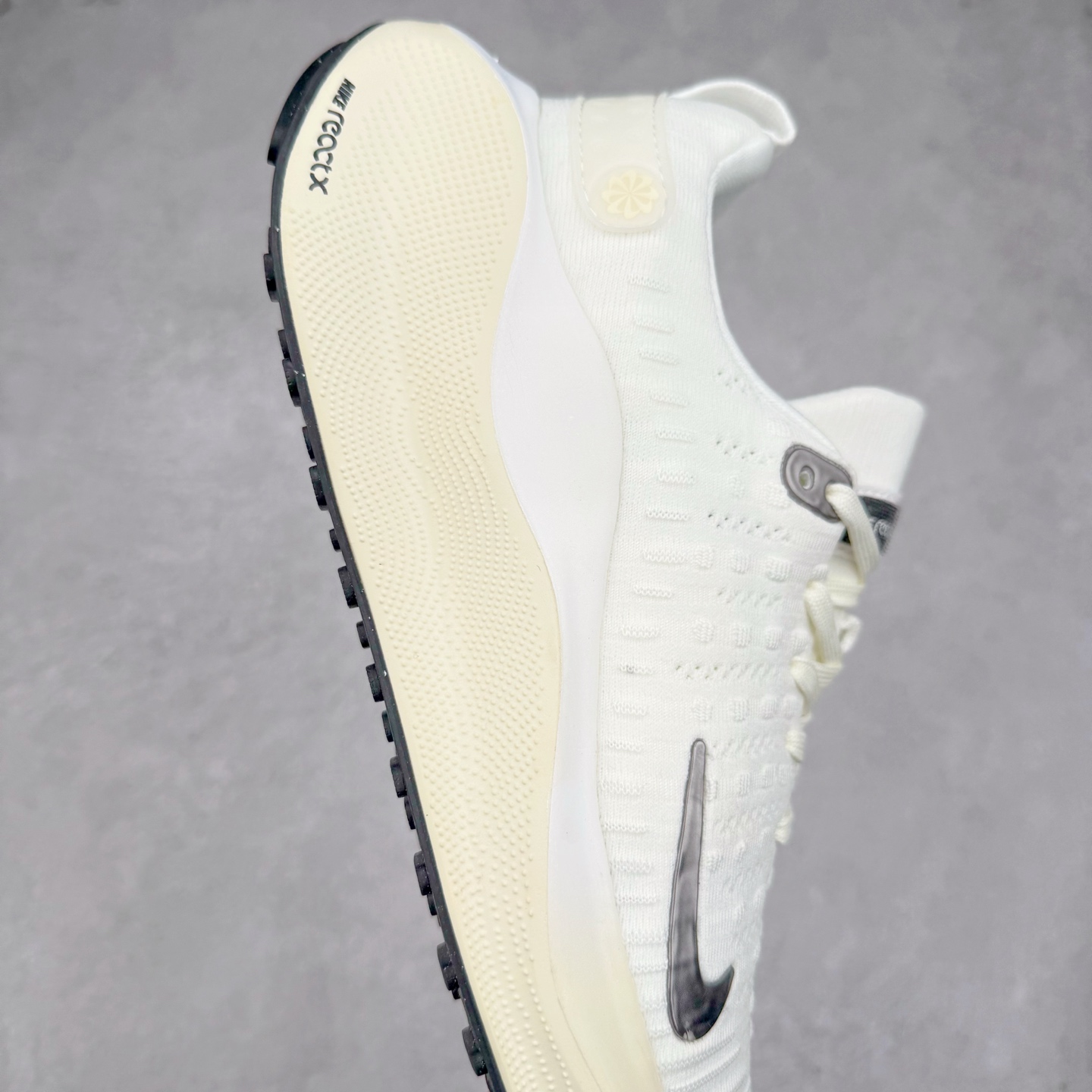 图片[6]-＃福利特价 NK ZoomX Invincible Run Flyknit FK4 不可战胜4代系列轻量飞织低帮休闲运动慢跑鞋 此鞋专为短跑运动员而生 是为 5 至 10 公里距离的赛事和训练打造 整体设计采用流线型的轻质工程网眼材质构成鞋面 并与其他 Running 旗舰鞋款同样搭载全脚掌 ZoomX 缓冲中底 搭配 Pebax 物料与橡胶外底 ZoomX StreakFly 首发配色以Prototype呈现 其灵感是来自开发期间的磨损测试 透过编号的标记与内侧的预期跑步距离突出研发过程 尺码：36 36.5 37.5 38 38.5 39 40 40.5 41 42 42.5 43 44 44.5 45-选品中心