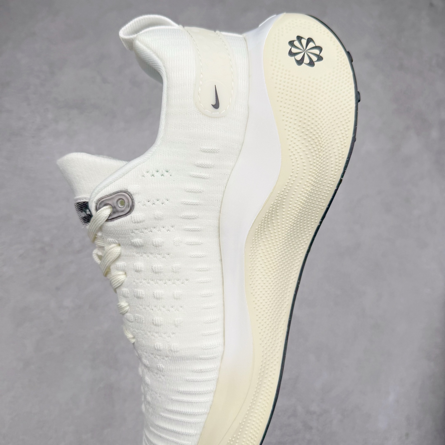 图片[7]-＃福利特价 NK ZoomX Invincible Run Flyknit FK4 不可战胜4代系列轻量飞织低帮休闲运动慢跑鞋 此鞋专为短跑运动员而生 是为 5 至 10 公里距离的赛事和训练打造 整体设计采用流线型的轻质工程网眼材质构成鞋面 并与其他 Running 旗舰鞋款同样搭载全脚掌 ZoomX 缓冲中底 搭配 Pebax 物料与橡胶外底 ZoomX StreakFly 首发配色以Prototype呈现 其灵感是来自开发期间的磨损测试 透过编号的标记与内侧的预期跑步距离突出研发过程 尺码：36 36.5 37.5 38 38.5 39 40 40.5 41 42 42.5 43 44 44.5 45-选品中心