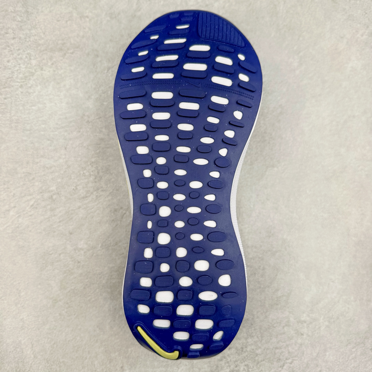 图片[9]-＃福利特价 NK ZoomX Invincible Run Flyknit FK4 不可战胜4代系列轻量飞织低帮休闲运动慢跑鞋 此鞋专为短跑运动员而生 是为 5 至 10 公里距离的赛事和训练打造 整体设计采用流线型的轻质工程网眼材质构成鞋面 并与其他 Running 旗舰鞋款同样搭载全脚掌 ZoomX 缓冲中底 搭配 Pebax 物料与橡胶外底 ZoomX StreakFly 首发配色以Prototype呈现 其灵感是来自开发期间的磨损测试 透过编号的标记与内侧的预期跑步距离突出研发过程 尺码：36 36.5 37.5 38 38.5 39 40 40.5 41 42 42.5 43 44 44.5 45-选品中心