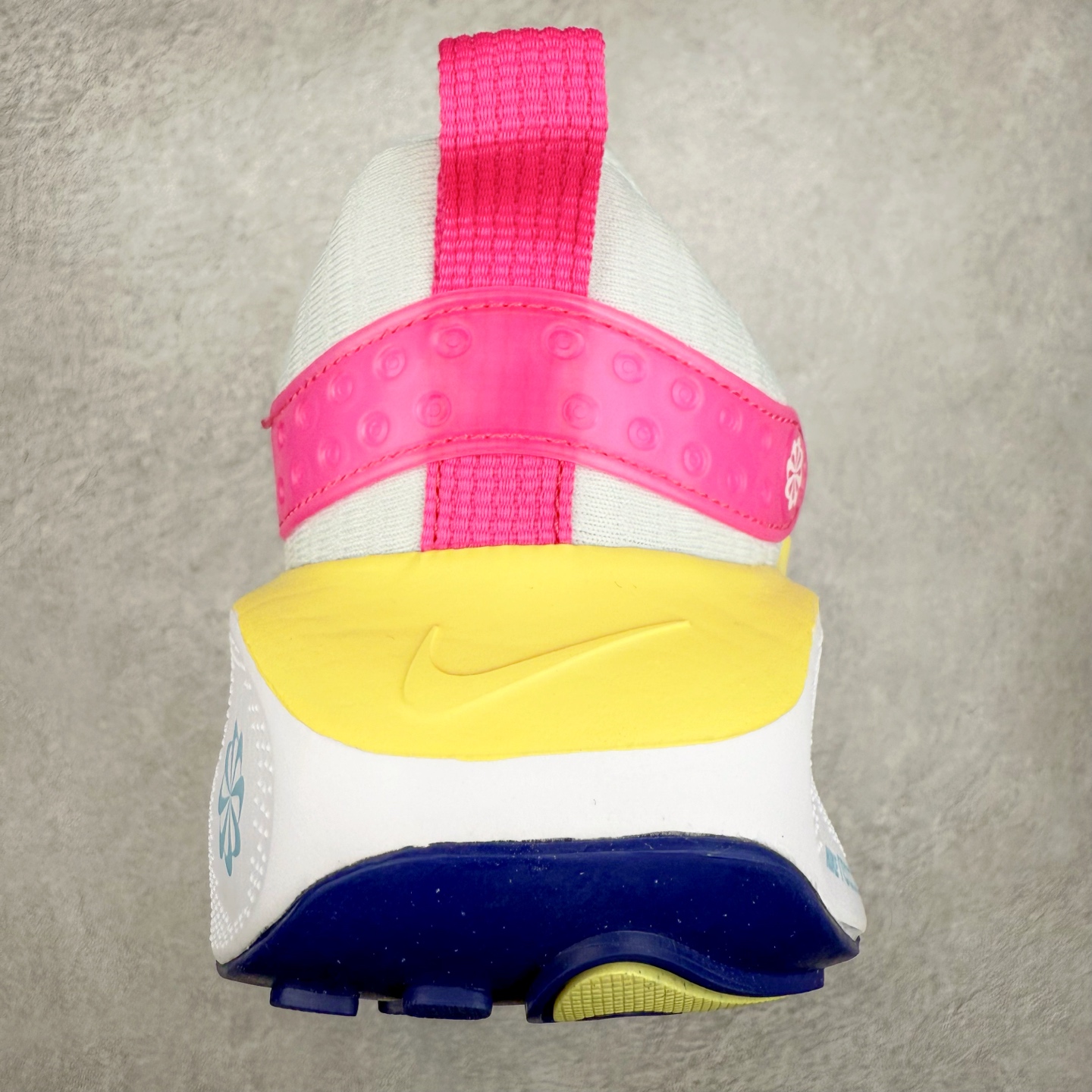 图片[8]-＃福利特价 NK ZoomX Invincible Run Flyknit FK4 不可战胜4代系列轻量飞织低帮休闲运动慢跑鞋 此鞋专为短跑运动员而生 是为 5 至 10 公里距离的赛事和训练打造 整体设计采用流线型的轻质工程网眼材质构成鞋面 并与其他 Running 旗舰鞋款同样搭载全脚掌 ZoomX 缓冲中底 搭配 Pebax 物料与橡胶外底 ZoomX StreakFly 首发配色以Prototype呈现 其灵感是来自开发期间的磨损测试 透过编号的标记与内侧的预期跑步距离突出研发过程 尺码：36 36.5 37.5 38 38.5 39 40 40.5 41 42 42.5 43 44 44.5 45-选品中心