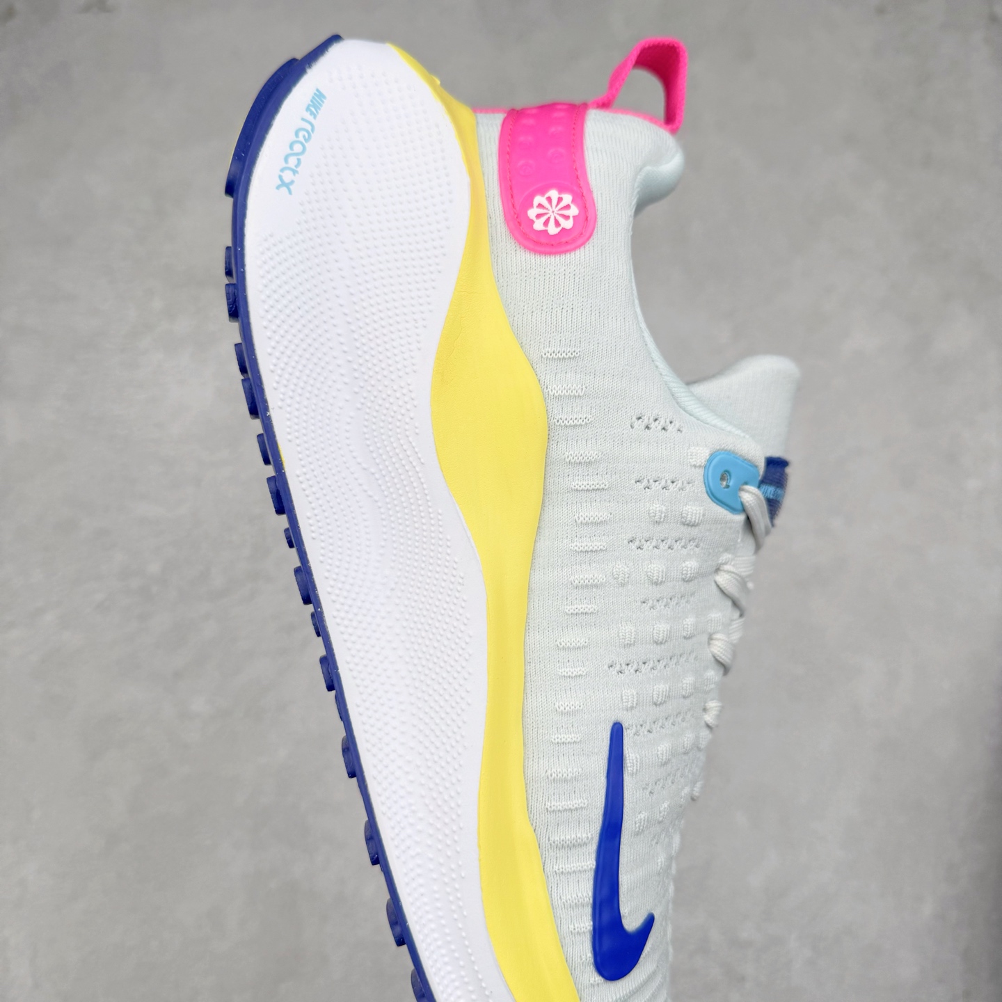 图片[6]-＃福利特价 NK ZoomX Invincible Run Flyknit FK4 不可战胜4代系列轻量飞织低帮休闲运动慢跑鞋 此鞋专为短跑运动员而生 是为 5 至 10 公里距离的赛事和训练打造 整体设计采用流线型的轻质工程网眼材质构成鞋面 并与其他 Running 旗舰鞋款同样搭载全脚掌 ZoomX 缓冲中底 搭配 Pebax 物料与橡胶外底 ZoomX StreakFly 首发配色以Prototype呈现 其灵感是来自开发期间的磨损测试 透过编号的标记与内侧的预期跑步距离突出研发过程 尺码：36 36.5 37.5 38 38.5 39 40 40.5 41 42 42.5 43 44 44.5 45-选品中心
