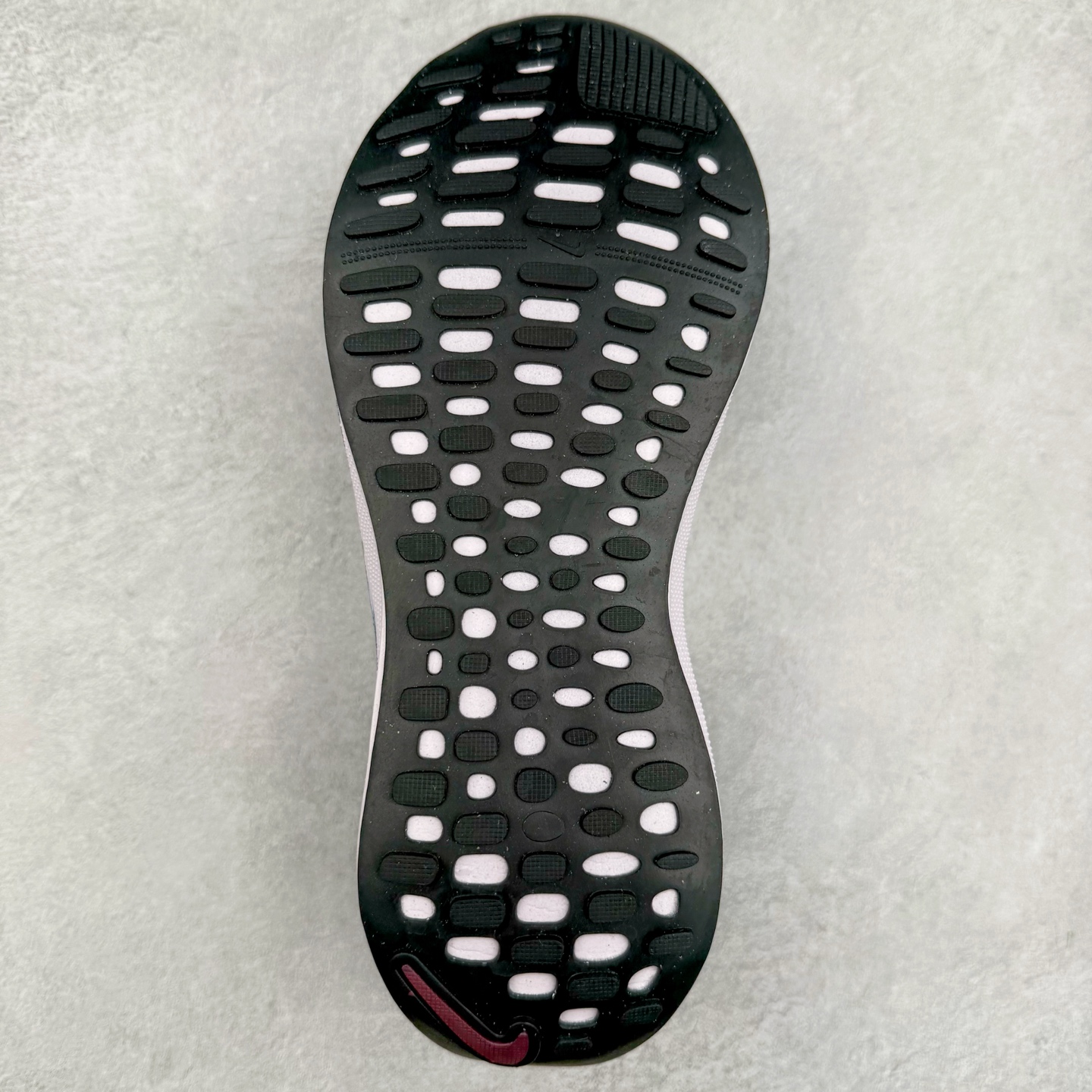 图片[9]-＃福利特价 NK ZoomX Invincible Run Flyknit FK4 不可战胜4代系列轻量飞织低帮休闲运动慢跑鞋 此鞋专为短跑运动员而生 是为 5 至 10 公里距离的赛事和训练打造 整体设计采用流线型的轻质工程网眼材质构成鞋面 并与其他 Running 旗舰鞋款同样搭载全脚掌 ZoomX 缓冲中底 搭配 Pebax 物料与橡胶外底 ZoomX StreakFly 首发配色以Prototype呈现 其灵感是来自开发期间的磨损测试 透过编号的标记与内侧的预期跑步距离突出研发过程 尺码：36 36.5 37.5 38 38.5 39 40 40.5 41 42 42.5 43 44 44.5 45-选品中心