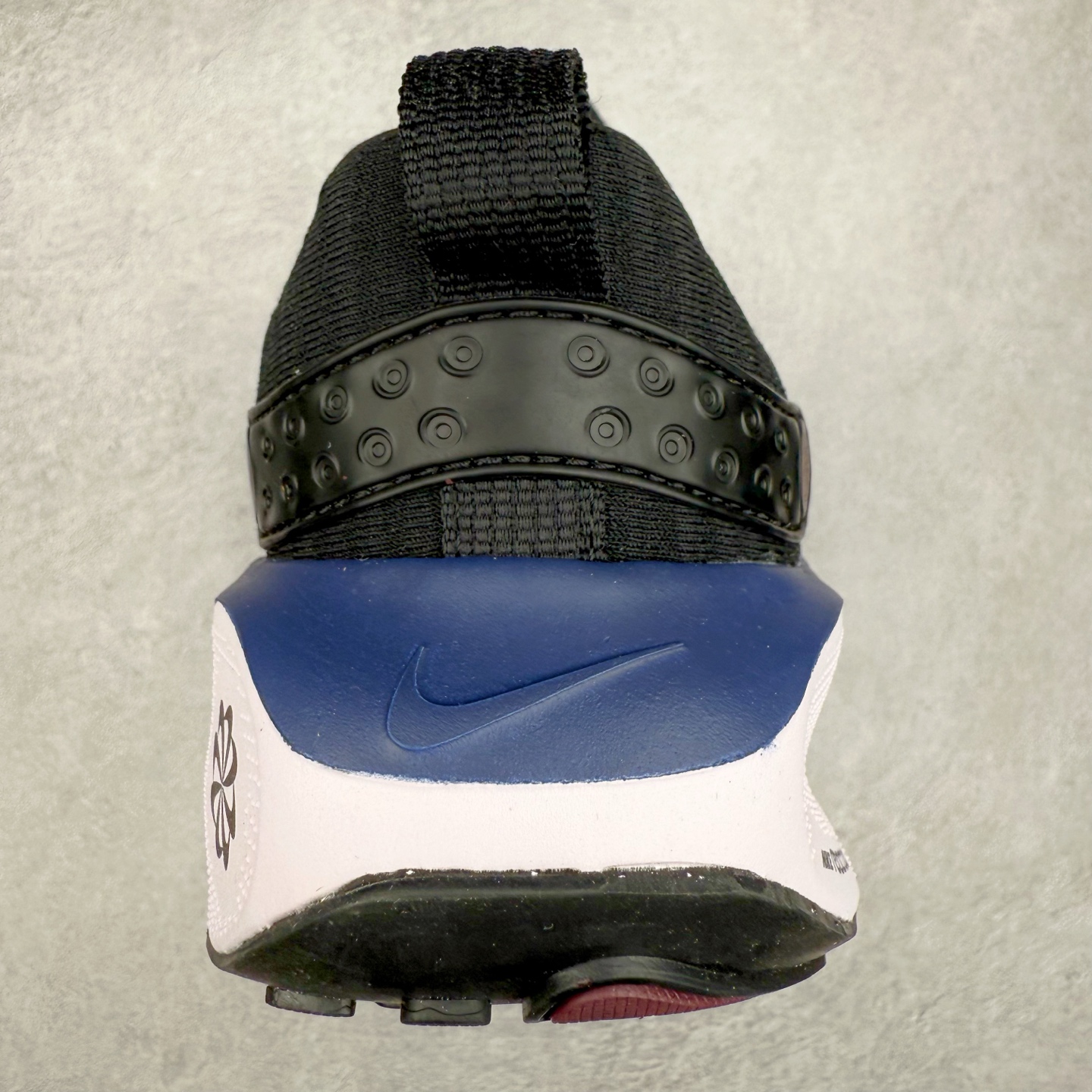 图片[8]-＃福利特价 NK ZoomX Invincible Run Flyknit FK4 不可战胜4代系列轻量飞织低帮休闲运动慢跑鞋 此鞋专为短跑运动员而生 是为 5 至 10 公里距离的赛事和训练打造 整体设计采用流线型的轻质工程网眼材质构成鞋面 并与其他 Running 旗舰鞋款同样搭载全脚掌 ZoomX 缓冲中底 搭配 Pebax 物料与橡胶外底 ZoomX StreakFly 首发配色以Prototype呈现 其灵感是来自开发期间的磨损测试 透过编号的标记与内侧的预期跑步距离突出研发过程 尺码：36 36.5 37.5 38 38.5 39 40 40.5 41 42 42.5 43 44 44.5 45-选品中心