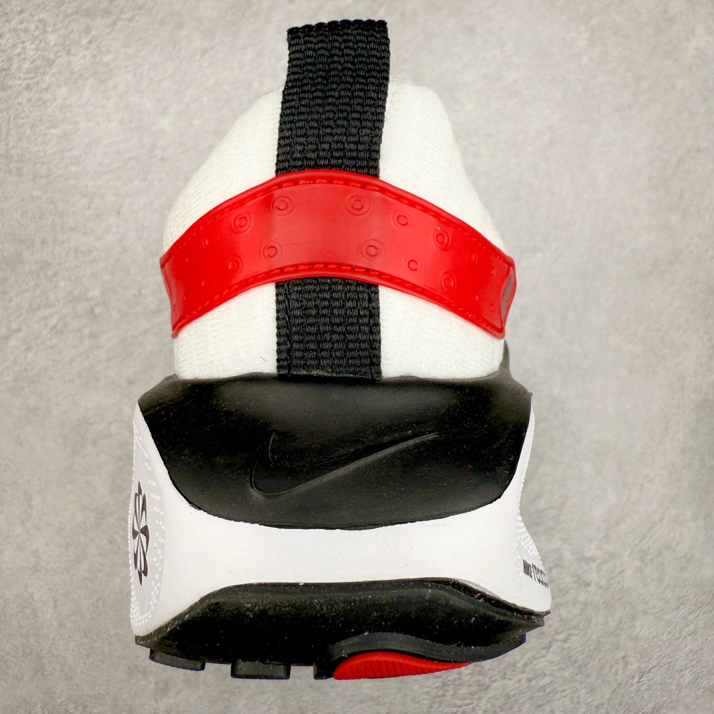 图片[7]-＃福利特价 NK ZoomX Invincible Run Flyknit FK4 不可战胜4代系列轻量飞织低帮休闲运动慢跑鞋 此鞋专为短跑运动员而生 是为 5 至 10 公里距离的赛事和训练打造 整体设计采用流线型的轻质工程网眼材质构成鞋面 并与其他 Running 旗舰鞋款同样搭载全脚掌 ZoomX 缓冲中底 搭配 Pebax 物料与橡胶外底 ZoomX StreakFly 首发配色以Prototype呈现 其灵感是来自开发期间的磨损测试 透过编号的标记与内侧的预期跑步距离突出研发过程 尺码：36 36.5 37.5 38 38.5 39 40 40.5 41 42 42.5 43 44 44.5 45-选品中心