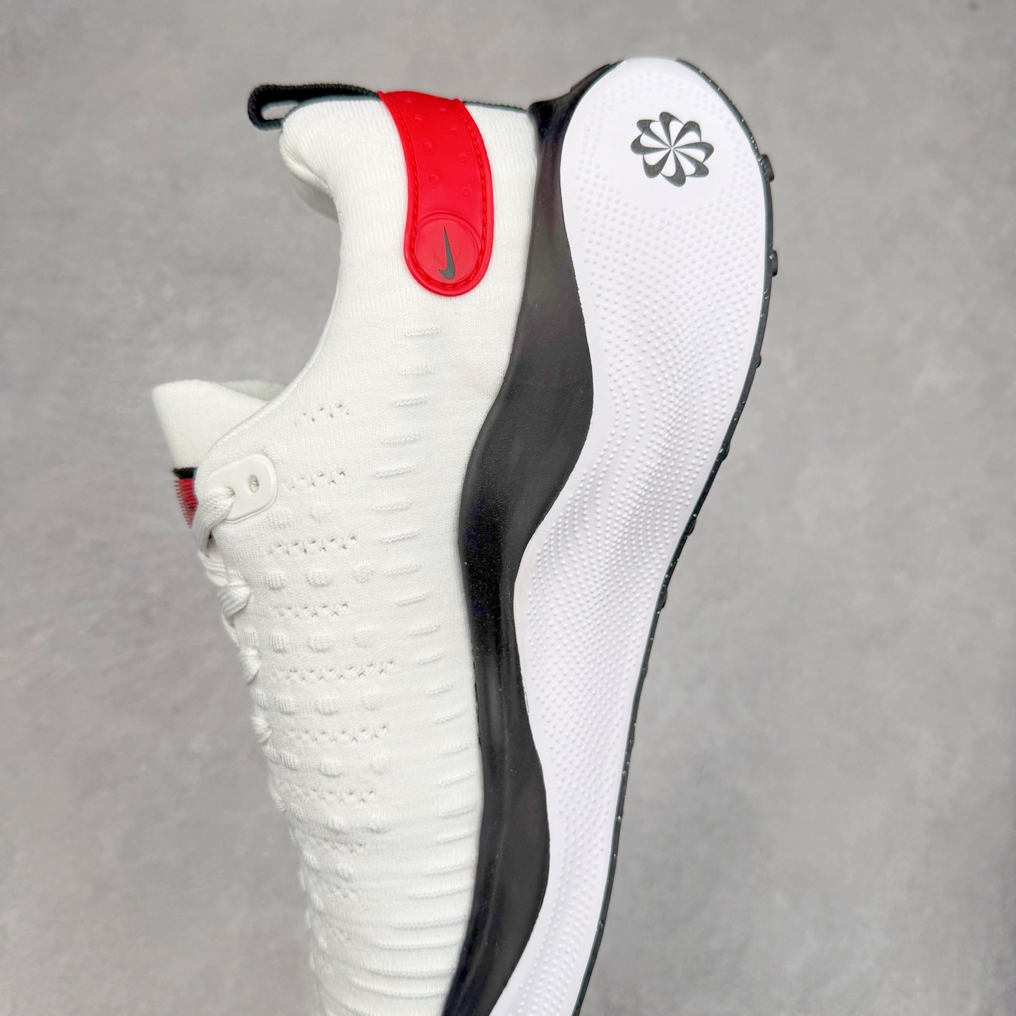 图片[6]-＃福利特价 NK ZoomX Invincible Run Flyknit FK4 不可战胜4代系列轻量飞织低帮休闲运动慢跑鞋 此鞋专为短跑运动员而生 是为 5 至 10 公里距离的赛事和训练打造 整体设计采用流线型的轻质工程网眼材质构成鞋面 并与其他 Running 旗舰鞋款同样搭载全脚掌 ZoomX 缓冲中底 搭配 Pebax 物料与橡胶外底 ZoomX StreakFly 首发配色以Prototype呈现 其灵感是来自开发期间的磨损测试 透过编号的标记与内侧的预期跑步距离突出研发过程 尺码：36 36.5 37.5 38 38.5 39 40 40.5 41 42 42.5 43 44 44.5 45-选品中心