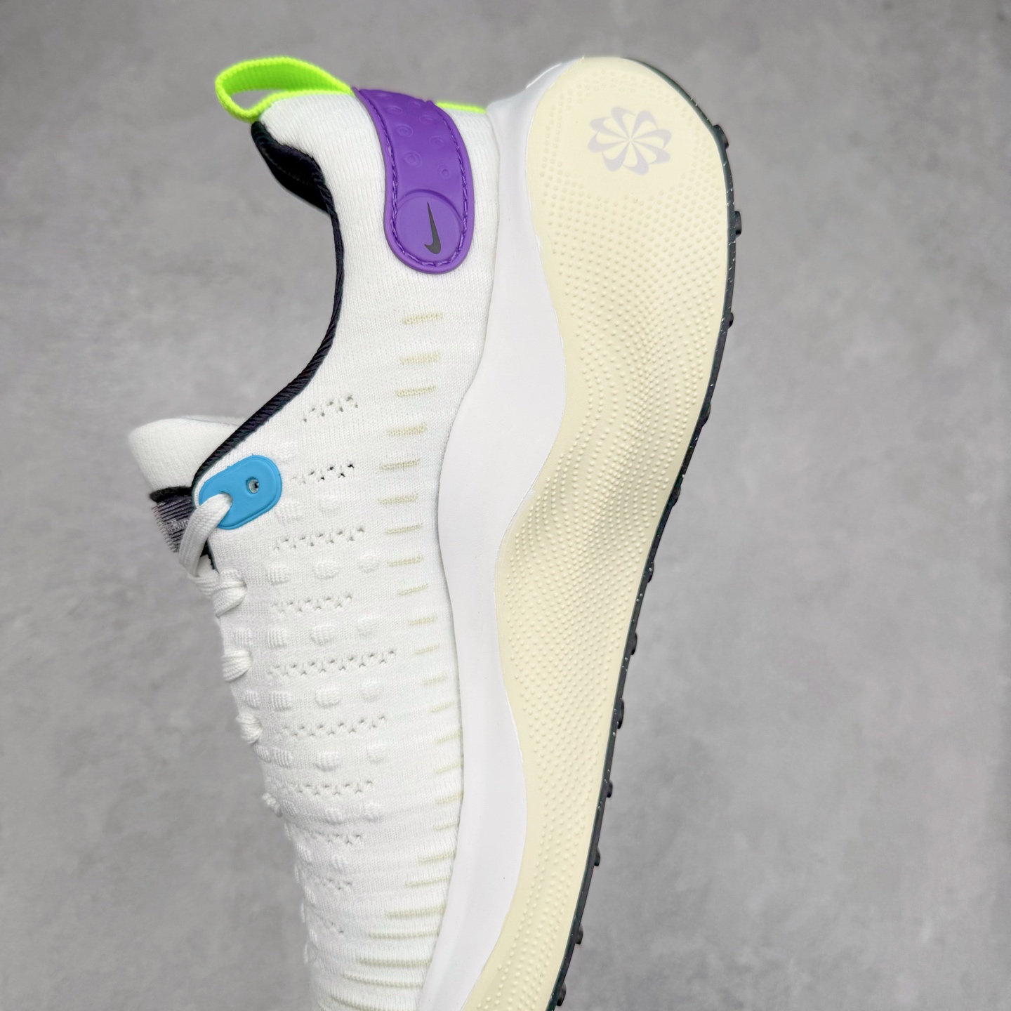 图片[7]-＃福利特价 NK ZoomX Invincible Run Flyknit FK4 不可战胜4代系列轻量飞织低帮休闲运动慢跑鞋 此鞋专为短跑运动员而生 是为 5 至 10 公里距离的赛事和训练打造 整体设计采用流线型的轻质工程网眼材质构成鞋面 并与其他 Running 旗舰鞋款同样搭载全脚掌 ZoomX 缓冲中底 搭配 Pebax 物料与橡胶外底 ZoomX StreakFly 首发配色以Prototype呈现 其灵感是来自开发期间的磨损测试 透过编号的标记与内侧的预期跑步距离突出研发过程 尺码：36 36.5 37.5 38 38.5 39 40 40.5 41 42 42.5 43 44 44.5 45-选品中心