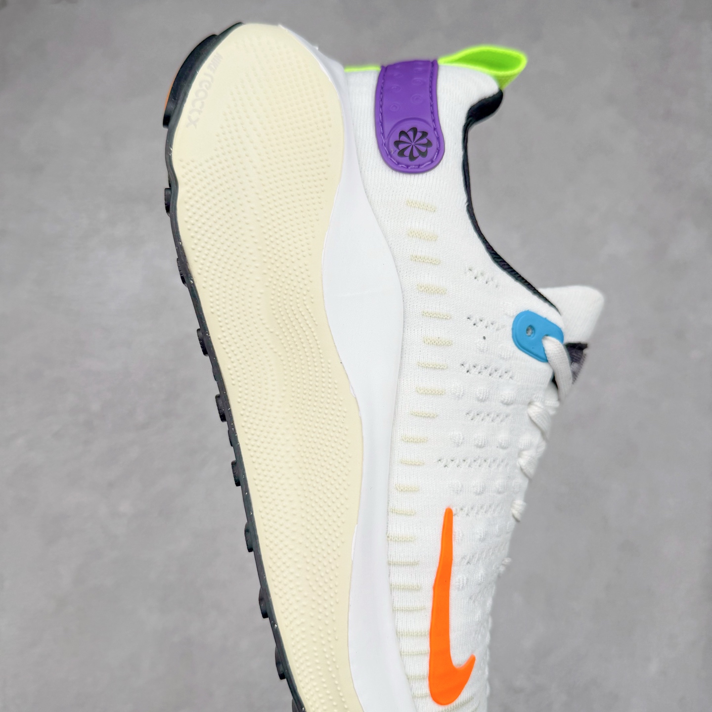 图片[6]-＃福利特价 NK ZoomX Invincible Run Flyknit FK4 不可战胜4代系列轻量飞织低帮休闲运动慢跑鞋 此鞋专为短跑运动员而生 是为 5 至 10 公里距离的赛事和训练打造 整体设计采用流线型的轻质工程网眼材质构成鞋面 并与其他 Running 旗舰鞋款同样搭载全脚掌 ZoomX 缓冲中底 搭配 Pebax 物料与橡胶外底 ZoomX StreakFly 首发配色以Prototype呈现 其灵感是来自开发期间的磨损测试 透过编号的标记与内侧的预期跑步距离突出研发过程 尺码：36 36.5 37.5 38 38.5 39 40 40.5 41 42 42.5 43 44 44.5 45-选品中心