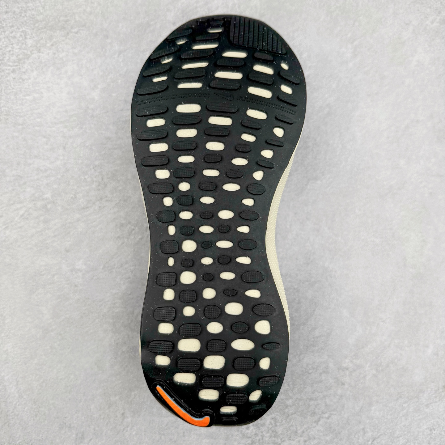 图片[9]-＃福利特价 NK ZoomX Invincible Run Flyknit FK4 不可战胜4代系列轻量飞织低帮休闲运动慢跑鞋 此鞋专为短跑运动员而生 是为 5 至 10 公里距离的赛事和训练打造 整体设计采用流线型的轻质工程网眼材质构成鞋面 并与其他 Running 旗舰鞋款同样搭载全脚掌 ZoomX 缓冲中底 搭配 Pebax 物料与橡胶外底 ZoomX StreakFly 首发配色以Prototype呈现 其灵感是来自开发期间的磨损测试 透过编号的标记与内侧的预期跑步距离突出研发过程 尺码：36 36.5 37.5 38 38.5 39 40 40.5 41 42 42.5 43 44 44.5 45-选品中心