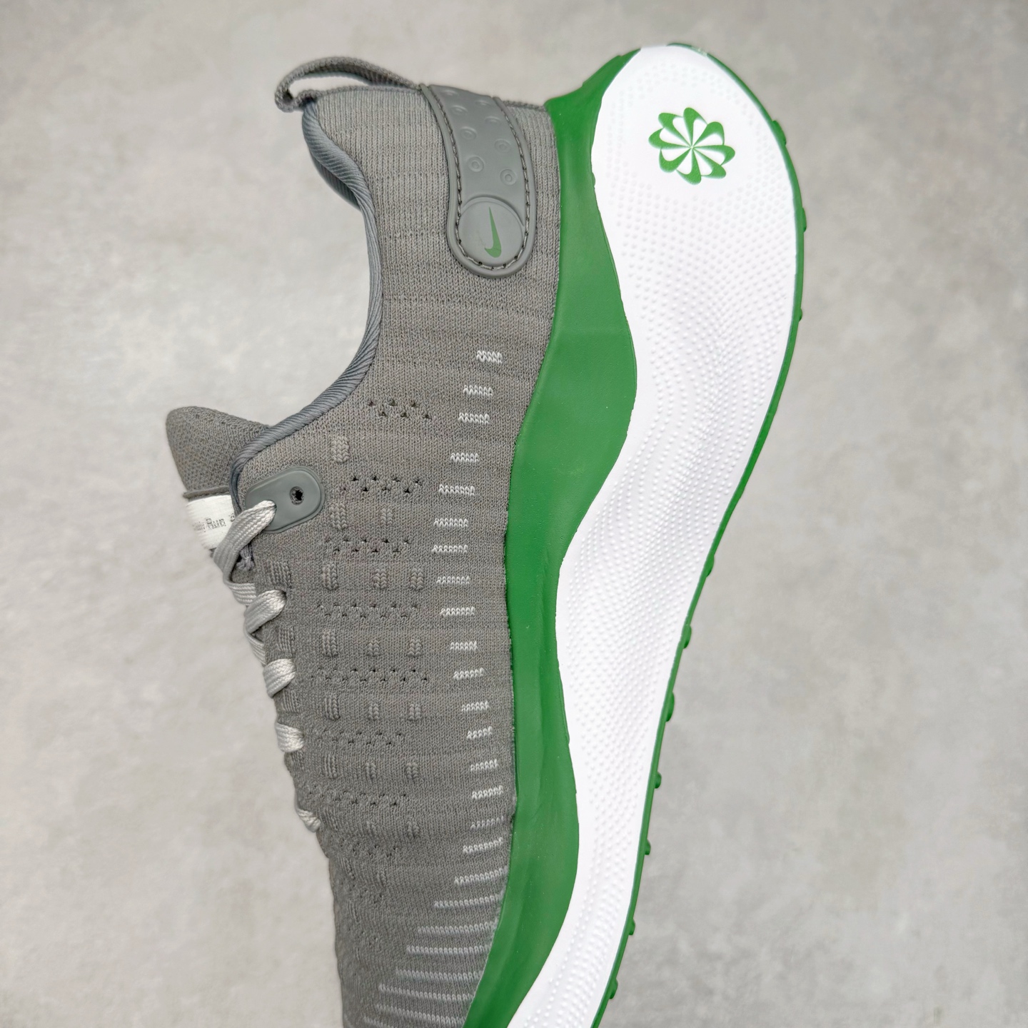 图片[7]-＃福利特价 NK ZoomX Invincible Run Flyknit FK4 不可战胜4代系列轻量飞织低帮休闲运动慢跑鞋 此鞋专为短跑运动员而生 是为 5 至 10 公里距离的赛事和训练打造 整体设计采用流线型的轻质工程网眼材质构成鞋面 并与其他 Running 旗舰鞋款同样搭载全脚掌 ZoomX 缓冲中底 搭配 Pebax 物料与橡胶外底 ZoomX StreakFly 首发配色以Prototype呈现 其灵感是来自开发期间的磨损测试 透过编号的标记与内侧的预期跑步距离突出研发过程 尺码：36 36.5 37.5 38 38.5 39 40 40.5 41 42 42.5 43 44 44.5 45-选品中心