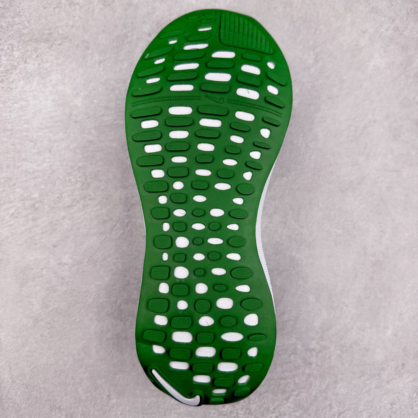 图片[9]-＃福利特价 NK ZoomX Invincible Run Flyknit FK4 不可战胜4代系列轻量飞织低帮休闲运动慢跑鞋 此鞋专为短跑运动员而生 是为 5 至 10 公里距离的赛事和训练打造 整体设计采用流线型的轻质工程网眼材质构成鞋面 并与其他 Running 旗舰鞋款同样搭载全脚掌 ZoomX 缓冲中底 搭配 Pebax 物料与橡胶外底 ZoomX StreakFly 首发配色以Prototype呈现 其灵感是来自开发期间的磨损测试 透过编号的标记与内侧的预期跑步距离突出研发过程 尺码：36 36.5 37.5 38 38.5 39 40 40.5 41 42 42.5 43 44 44.5 45-选品中心