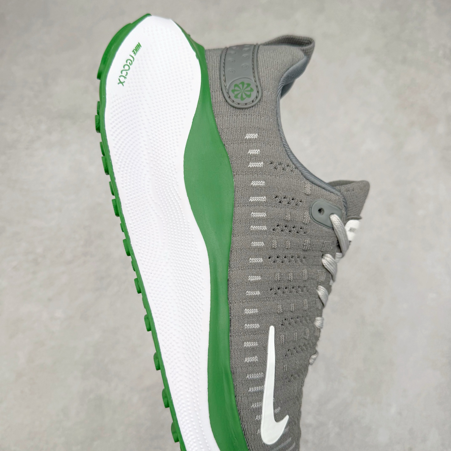 图片[6]-＃福利特价 NK ZoomX Invincible Run Flyknit FK4 不可战胜4代系列轻量飞织低帮休闲运动慢跑鞋 此鞋专为短跑运动员而生 是为 5 至 10 公里距离的赛事和训练打造 整体设计采用流线型的轻质工程网眼材质构成鞋面 并与其他 Running 旗舰鞋款同样搭载全脚掌 ZoomX 缓冲中底 搭配 Pebax 物料与橡胶外底 ZoomX StreakFly 首发配色以Prototype呈现 其灵感是来自开发期间的磨损测试 透过编号的标记与内侧的预期跑步距离突出研发过程 尺码：36 36.5 37.5 38 38.5 39 40 40.5 41 42 42.5 43 44 44.5 45-选品中心