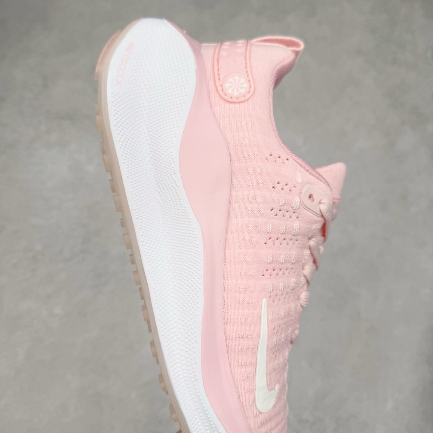 图片[6]-＃福利特价 NK ZoomX Invincible Run Flyknit FK4 不可战胜4代系列轻量飞织低帮休闲运动慢跑鞋 此鞋专为短跑运动员而生 是为 5 至 10 公里距离的赛事和训练打造 整体设计采用流线型的轻质工程网眼材质构成鞋面 并与其他 Running 旗舰鞋款同样搭载全脚掌 ZoomX 缓冲中底 搭配 Pebax 物料与橡胶外底 ZoomX StreakFly 首发配色以Prototype呈现 其灵感是来自开发期间的磨损测试 透过编号的标记与内侧的预期跑步距离突出研发过程 尺码：36 36.5 37.5 38 38.5 39 40 40.5 41 42 42.5 43 44 44.5 45-选品中心