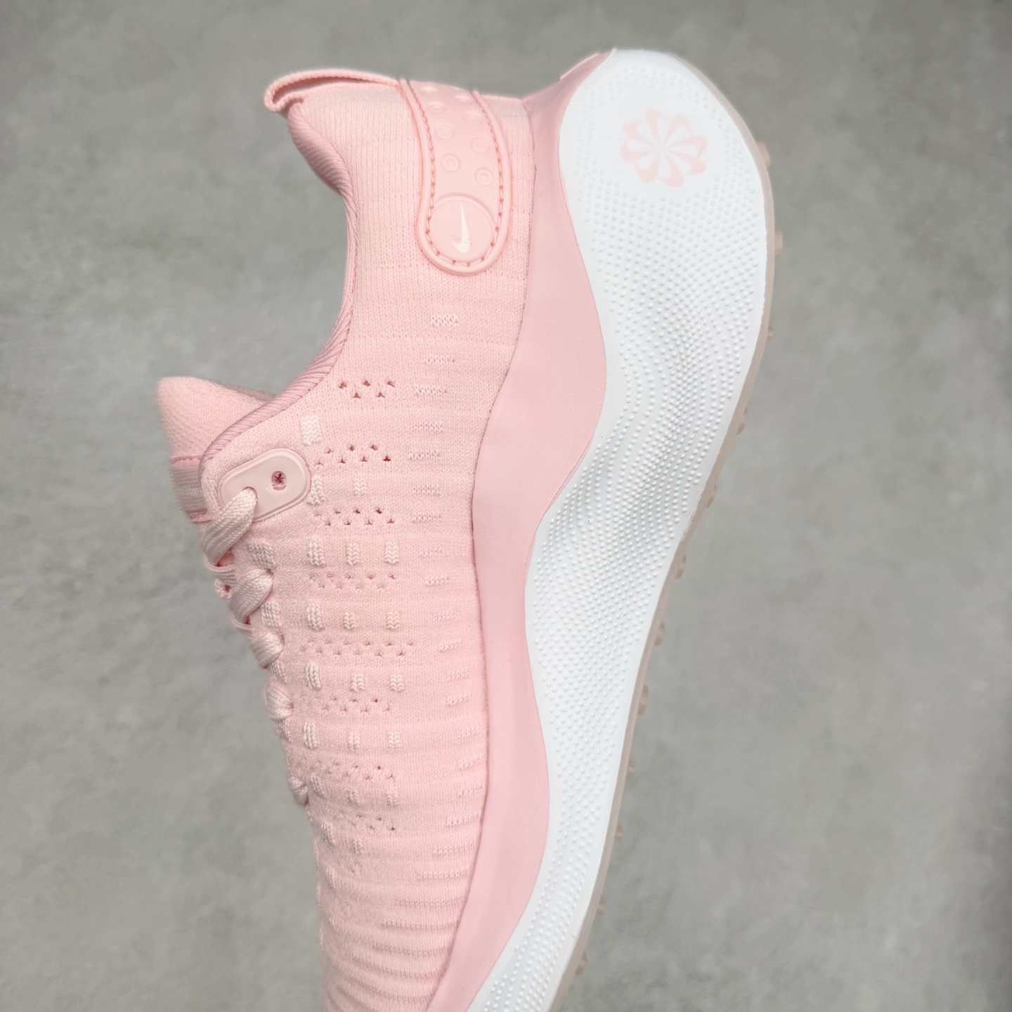 图片[7]-＃福利特价 NK ZoomX Invincible Run Flyknit FK4 不可战胜4代系列轻量飞织低帮休闲运动慢跑鞋 此鞋专为短跑运动员而生 是为 5 至 10 公里距离的赛事和训练打造 整体设计采用流线型的轻质工程网眼材质构成鞋面 并与其他 Running 旗舰鞋款同样搭载全脚掌 ZoomX 缓冲中底 搭配 Pebax 物料与橡胶外底 ZoomX StreakFly 首发配色以Prototype呈现 其灵感是来自开发期间的磨损测试 透过编号的标记与内侧的预期跑步距离突出研发过程 尺码：36 36.5 37.5 38 38.5 39 40 40.5 41 42 42.5 43 44 44.5 45-选品中心