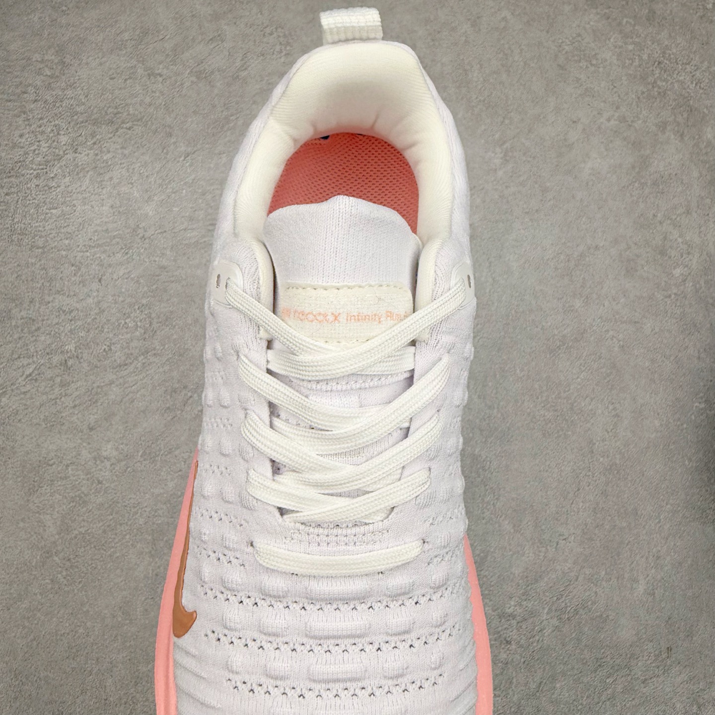 图片[5]-＃福利特价 NK ZoomX Invincible Run Flyknit FK4 不可战胜4代系列轻量飞织低帮休闲运动慢跑鞋 此鞋专为短跑运动员而生 是为 5 至 10 公里距离的赛事和训练打造 整体设计采用流线型的轻质工程网眼材质构成鞋面 并与其他 Running 旗舰鞋款同样搭载全脚掌 ZoomX 缓冲中底 搭配 Pebax 物料与橡胶外底 ZoomX StreakFly 首发配色以Prototype呈现 其灵感是来自开发期间的磨损测试 透过编号的标记与内侧的预期跑步距离突出研发过程 尺码：36 36.5 37.5 38 38.5 39 40 40.5 41 42 42.5 43 44 44.5 45-选品中心