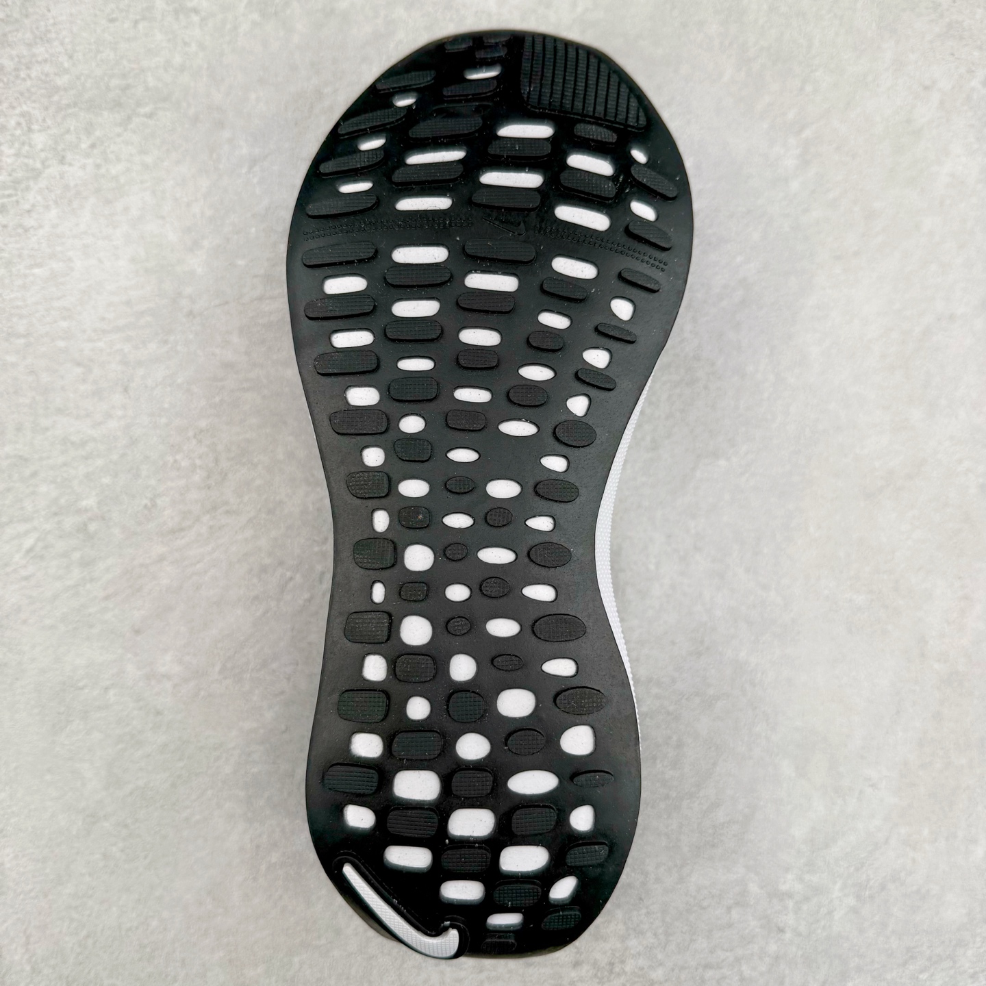 图片[9]-＃福利特价 NK ZoomX Invincible Run Flyknit FK4 不可战胜4代系列轻量飞织低帮休闲运动慢跑鞋 此鞋专为短跑运动员而生 是为 5 至 10 公里距离的赛事和训练打造 整体设计采用流线型的轻质工程网眼材质构成鞋面 并与其他 Running 旗舰鞋款同样搭载全脚掌 ZoomX 缓冲中底 搭配 Pebax 物料与橡胶外底 ZoomX StreakFly 首发配色以Prototype呈现 其灵感是来自开发期间的磨损测试 透过编号的标记与内侧的预期跑步距离突出研发过程 尺码：36 36.5 37.5 38 38.5 39 40 40.5 41 42 42.5 43 44 44.5 45-选品中心