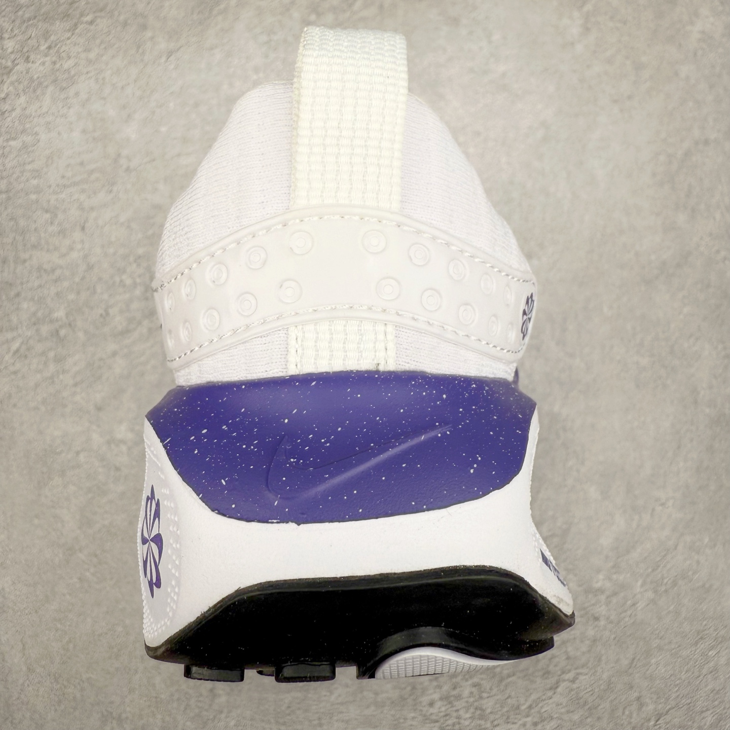 图片[8]-＃福利特价 NK ZoomX Invincible Run Flyknit FK4 不可战胜4代系列轻量飞织低帮休闲运动慢跑鞋 此鞋专为短跑运动员而生 是为 5 至 10 公里距离的赛事和训练打造 整体设计采用流线型的轻质工程网眼材质构成鞋面 并与其他 Running 旗舰鞋款同样搭载全脚掌 ZoomX 缓冲中底 搭配 Pebax 物料与橡胶外底 ZoomX StreakFly 首发配色以Prototype呈现 其灵感是来自开发期间的磨损测试 透过编号的标记与内侧的预期跑步距离突出研发过程 尺码：36 36.5 37.5 38 38.5 39 40 40.5 41 42 42.5 43 44 44.5 45-选品中心