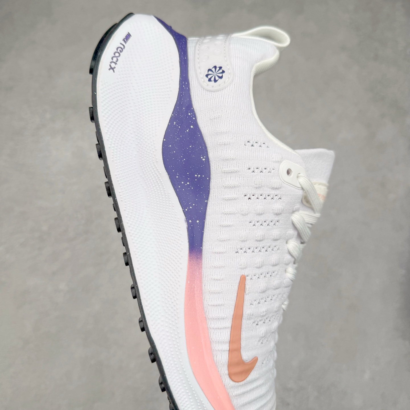 图片[6]-＃福利特价 NK ZoomX Invincible Run Flyknit FK4 不可战胜4代系列轻量飞织低帮休闲运动慢跑鞋 此鞋专为短跑运动员而生 是为 5 至 10 公里距离的赛事和训练打造 整体设计采用流线型的轻质工程网眼材质构成鞋面 并与其他 Running 旗舰鞋款同样搭载全脚掌 ZoomX 缓冲中底 搭配 Pebax 物料与橡胶外底 ZoomX StreakFly 首发配色以Prototype呈现 其灵感是来自开发期间的磨损测试 透过编号的标记与内侧的预期跑步距离突出研发过程 尺码：36 36.5 37.5 38 38.5 39 40 40.5 41 42 42.5 43 44 44.5 45-选品中心