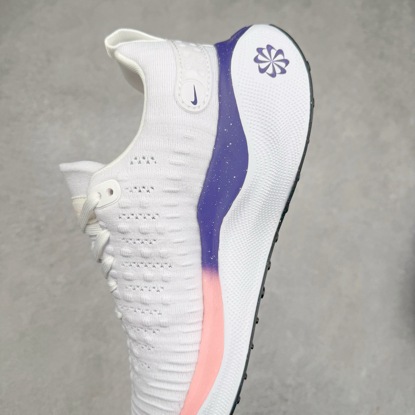 图片[7]-＃福利特价 NK ZoomX Invincible Run Flyknit FK4 不可战胜4代系列轻量飞织低帮休闲运动慢跑鞋 此鞋专为短跑运动员而生 是为 5 至 10 公里距离的赛事和训练打造 整体设计采用流线型的轻质工程网眼材质构成鞋面 并与其他 Running 旗舰鞋款同样搭载全脚掌 ZoomX 缓冲中底 搭配 Pebax 物料与橡胶外底 ZoomX StreakFly 首发配色以Prototype呈现 其灵感是来自开发期间的磨损测试 透过编号的标记与内侧的预期跑步距离突出研发过程 尺码：36 36.5 37.5 38 38.5 39 40 40.5 41 42 42.5 43 44 44.5 45-选品中心