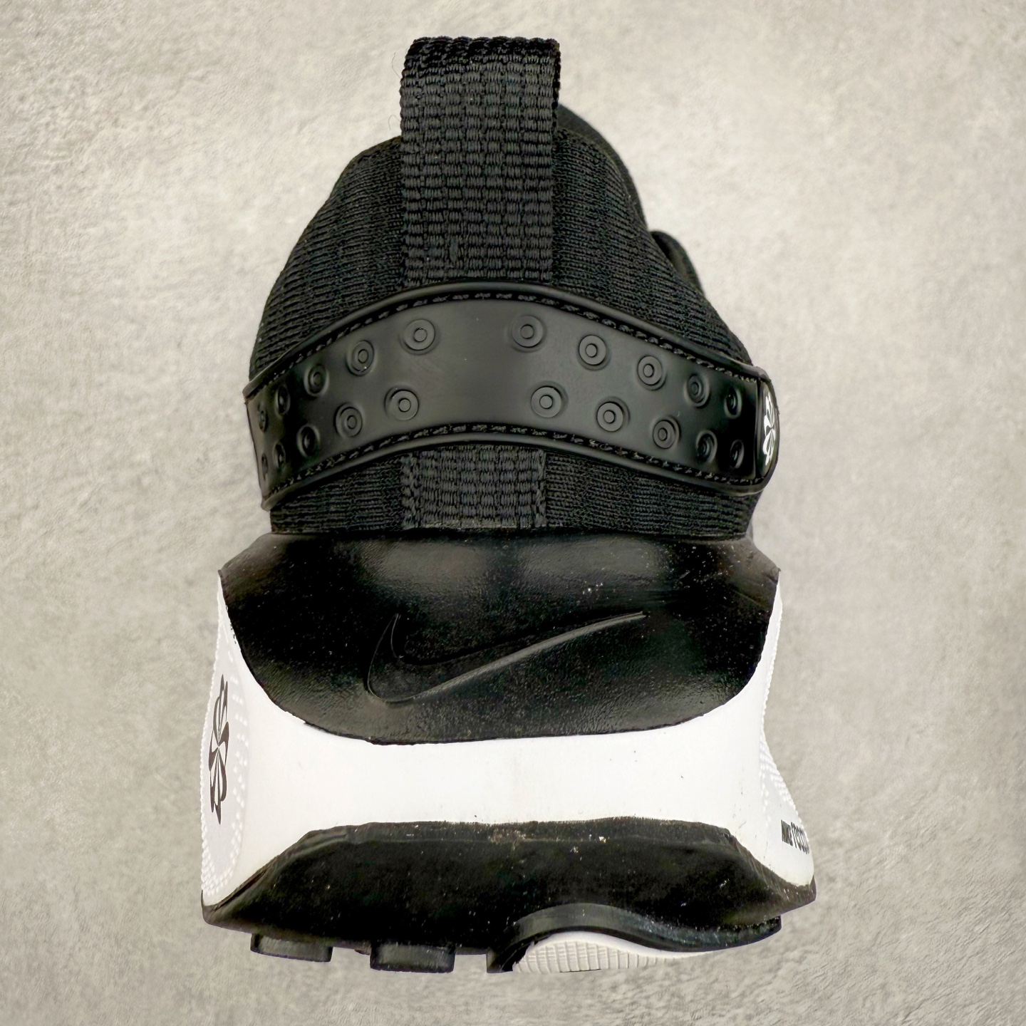 图片[8]-＃福利特价 NK ZoomX Invincible Run Flyknit FK4 不可战胜4代系列轻量飞织低帮休闲运动慢跑鞋 此鞋专为短跑运动员而生 是为 5 至 10 公里距离的赛事和训练打造 整体设计采用流线型的轻质工程网眼材质构成鞋面 并与其他 Running 旗舰鞋款同样搭载全脚掌 ZoomX 缓冲中底 搭配 Pebax 物料与橡胶外底 ZoomX StreakFly 首发配色以Prototype呈现 其灵感是来自开发期间的磨损测试 透过编号的标记与内侧的预期跑步距离突出研发过程 尺码：36 36.5 37.5 38 38.5 39 40 40.5 41 42 42.5 43 44 44.5 45-选品中心