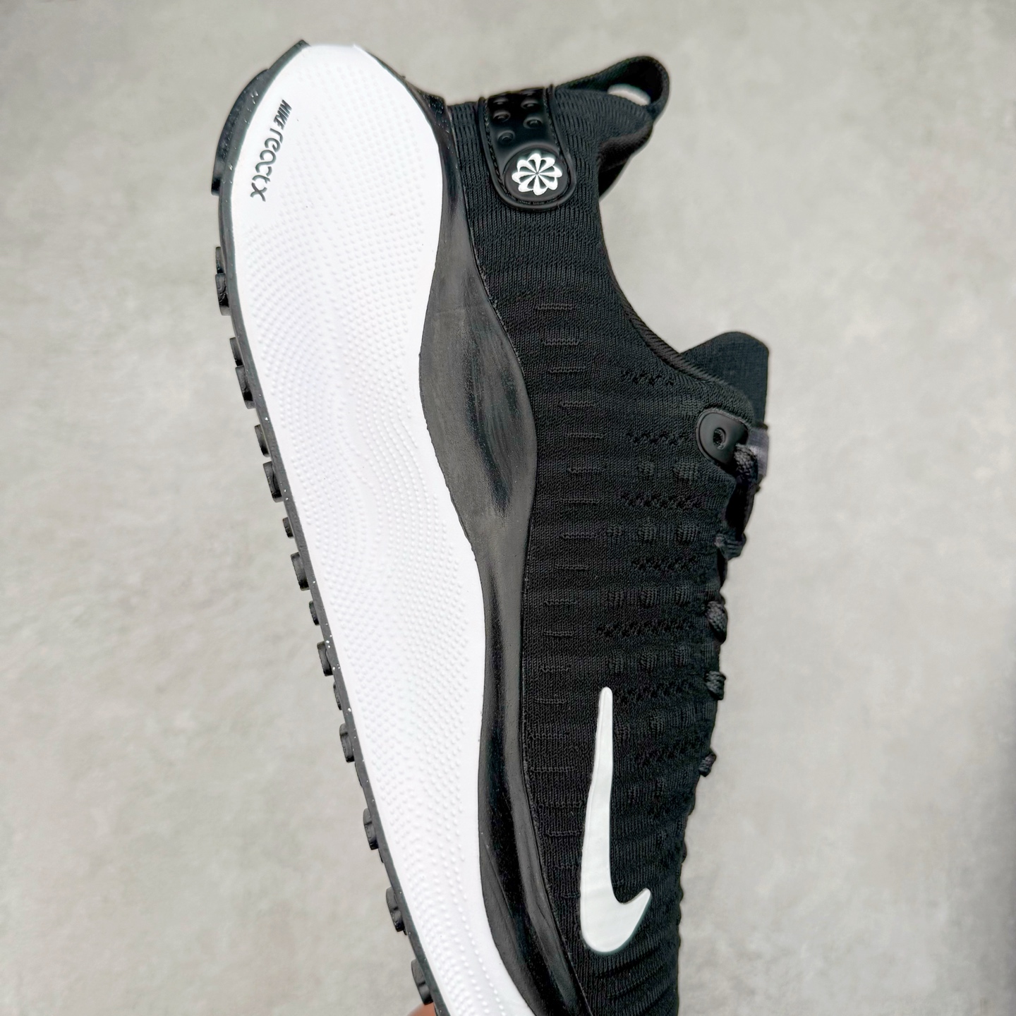 图片[6]-＃福利特价 NK ZoomX Invincible Run Flyknit FK4 不可战胜4代系列轻量飞织低帮休闲运动慢跑鞋 此鞋专为短跑运动员而生 是为 5 至 10 公里距离的赛事和训练打造 整体设计采用流线型的轻质工程网眼材质构成鞋面 并与其他 Running 旗舰鞋款同样搭载全脚掌 ZoomX 缓冲中底 搭配 Pebax 物料与橡胶外底 ZoomX StreakFly 首发配色以Prototype呈现 其灵感是来自开发期间的磨损测试 透过编号的标记与内侧的预期跑步距离突出研发过程 尺码：36 36.5 37.5 38 38.5 39 40 40.5 41 42 42.5 43 44 44.5 45-选品中心