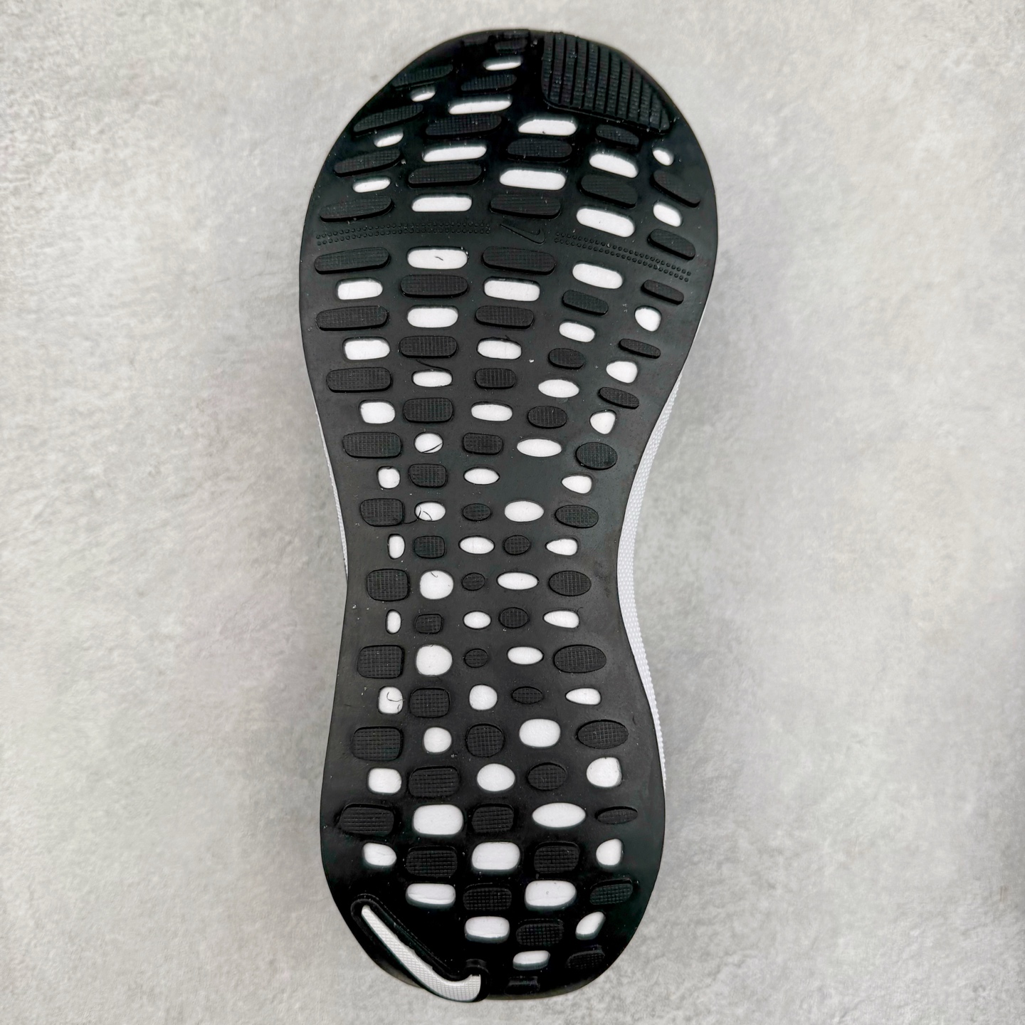 图片[9]-＃福利特价 NK ZoomX Invincible Run Flyknit FK4 不可战胜4代系列轻量飞织低帮休闲运动慢跑鞋 此鞋专为短跑运动员而生 是为 5 至 10 公里距离的赛事和训练打造 整体设计采用流线型的轻质工程网眼材质构成鞋面 并与其他 Running 旗舰鞋款同样搭载全脚掌 ZoomX 缓冲中底 搭配 Pebax 物料与橡胶外底 ZoomX StreakFly 首发配色以Prototype呈现 其灵感是来自开发期间的磨损测试 透过编号的标记与内侧的预期跑步距离突出研发过程 尺码：36 36.5 37.5 38 38.5 39 40 40.5 41 42 42.5 43 44 44.5 45-选品中心