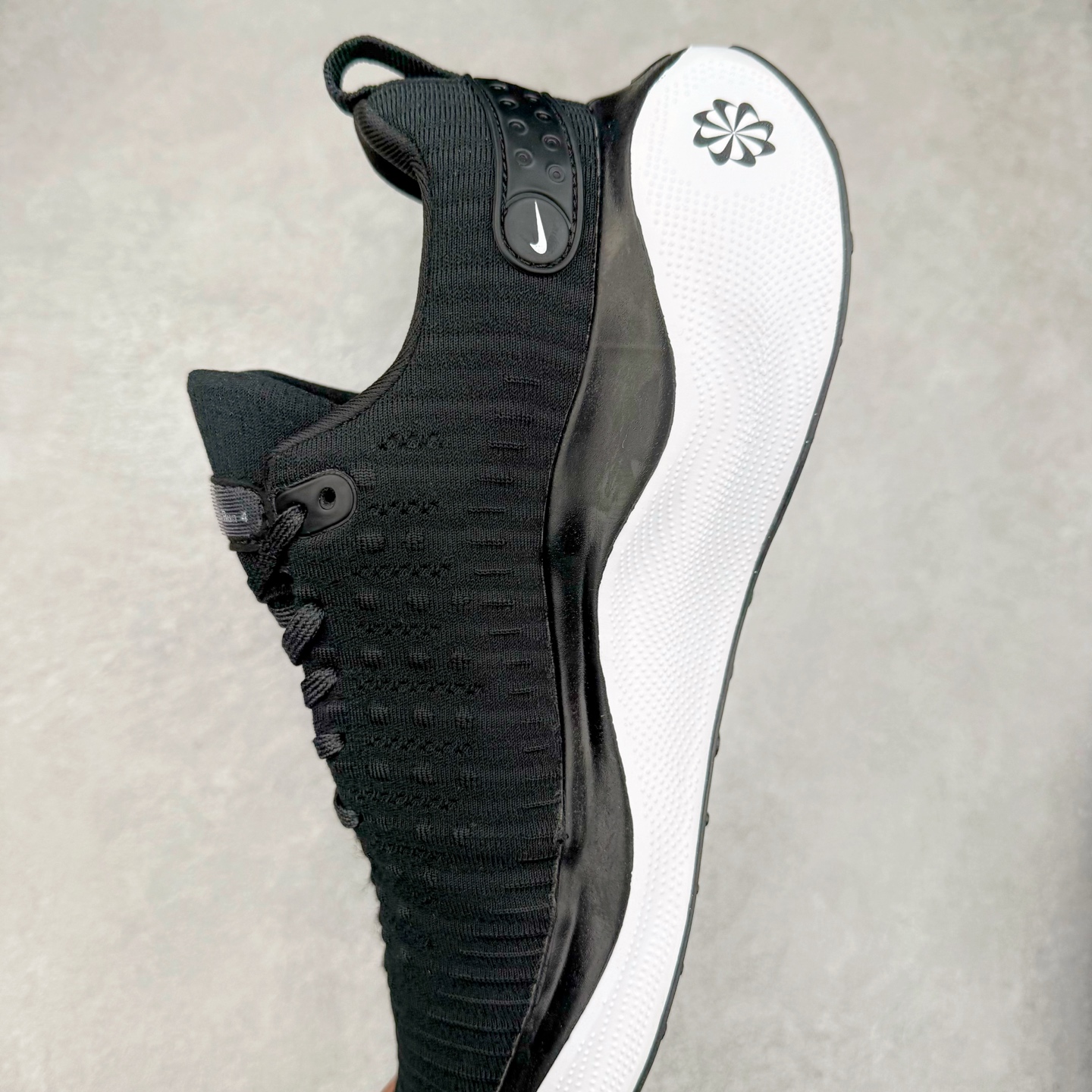 图片[7]-＃福利特价 NK ZoomX Invincible Run Flyknit FK4 不可战胜4代系列轻量飞织低帮休闲运动慢跑鞋 此鞋专为短跑运动员而生 是为 5 至 10 公里距离的赛事和训练打造 整体设计采用流线型的轻质工程网眼材质构成鞋面 并与其他 Running 旗舰鞋款同样搭载全脚掌 ZoomX 缓冲中底 搭配 Pebax 物料与橡胶外底 ZoomX StreakFly 首发配色以Prototype呈现 其灵感是来自开发期间的磨损测试 透过编号的标记与内侧的预期跑步距离突出研发过程 尺码：36 36.5 37.5 38 38.5 39 40 40.5 41 42 42.5 43 44 44.5 45-选品中心