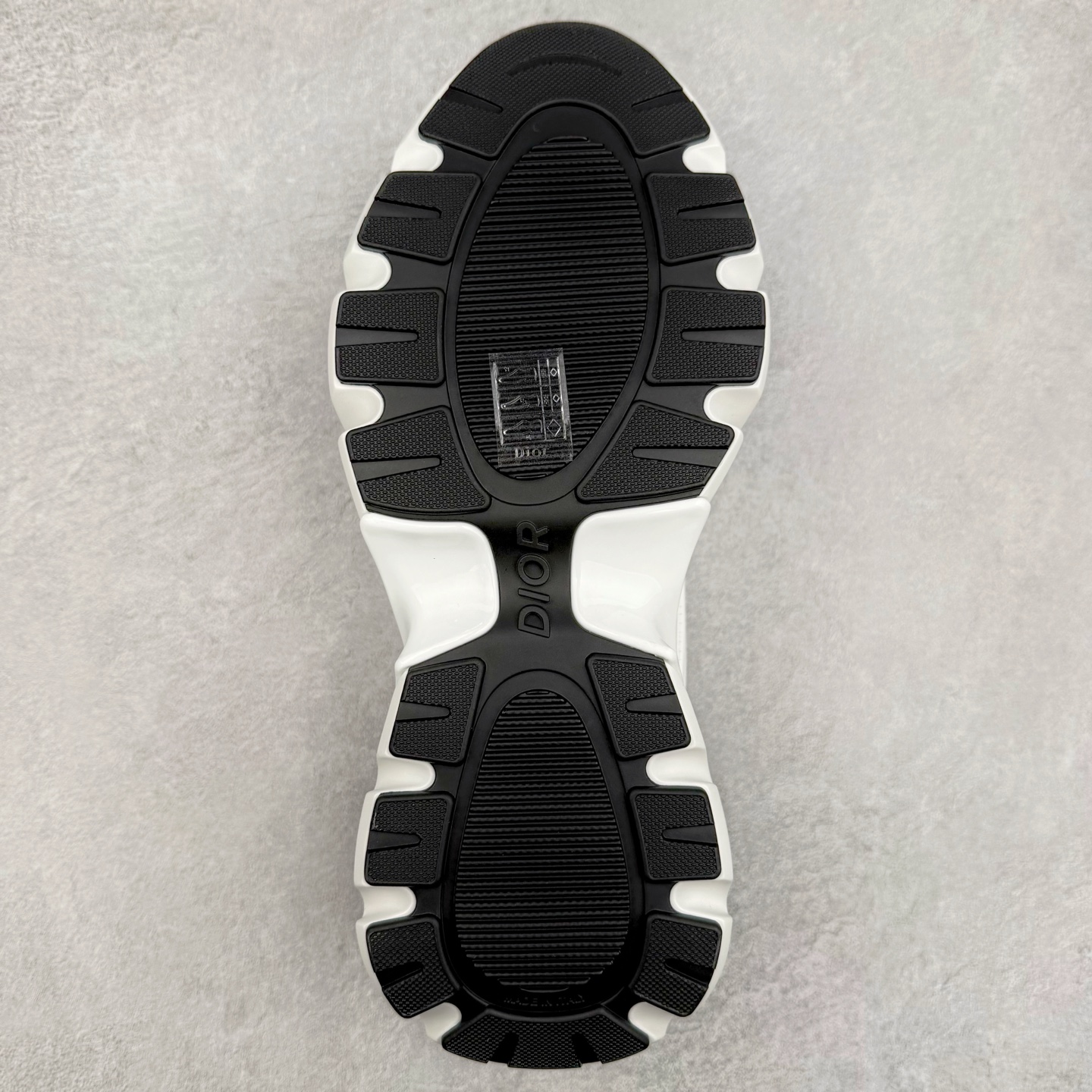 图片[9]-＃GD广顶 DIOR B44 Blade 迪奥2024新款圆头系带跑步鞋 新款鞋款的特点是受到 21 世纪启发的大胆蓬松造型 B44 Blade 运动鞋采用渐变技术网布制成 配有同色技术面料面板 鞋底上配有对比鲜明的 Blade 嵌件 与跑步世界息息相关 这款运动鞋具有运动、复古未来主义的外观 配有超细纤维和帆布嵌件 并饰有标志性的“Dior”标志 点缀在鞋面、鞋跟和侧面 鞋型饰有 Dior 和Lewis Hamilton标志性饰物 悬挂在鞋眼上 而鞋面、鞋跟和侧面则饰有 Dior 标志 尺码：36 37 38 39 40 41 42 43 44 45-选品中心