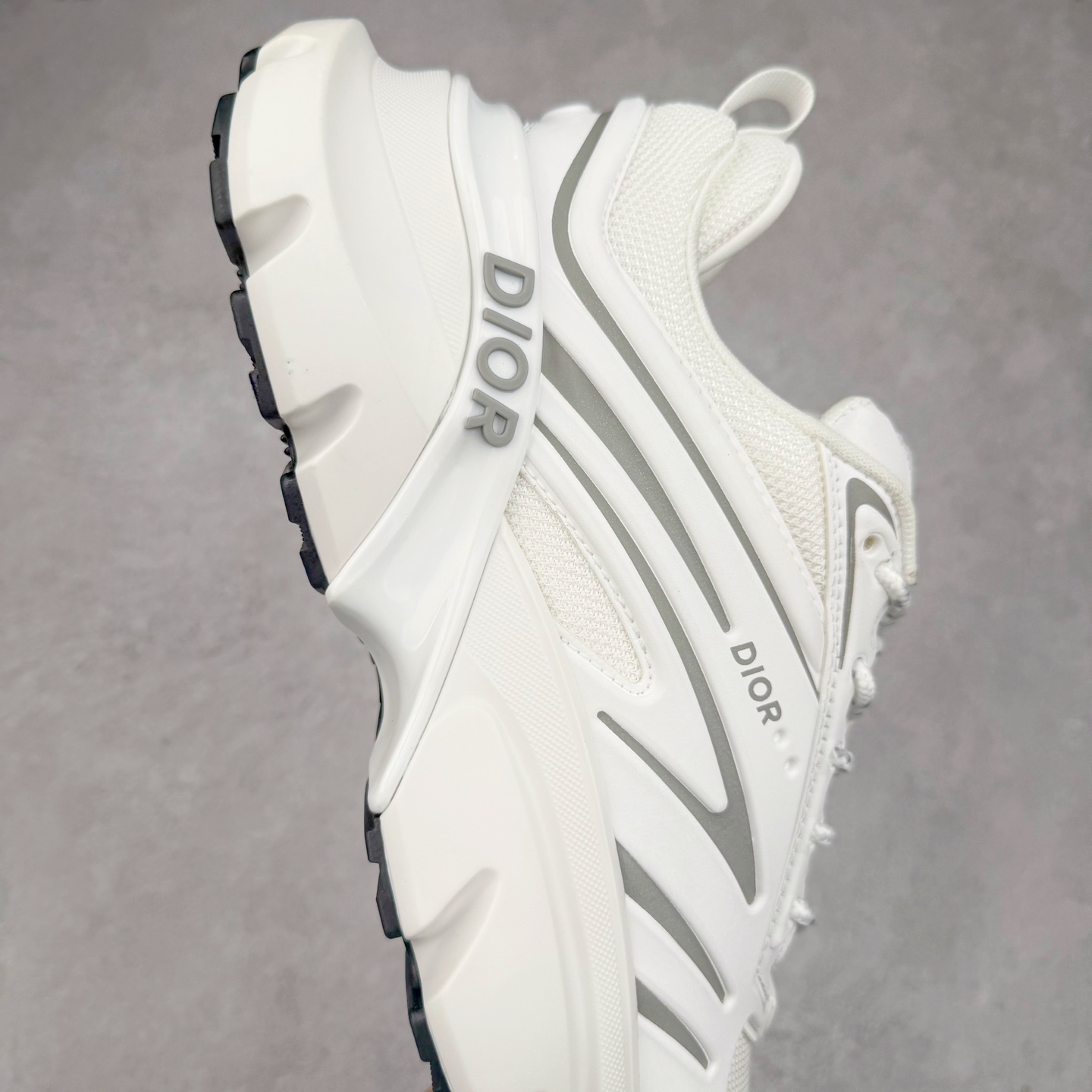 图片[6]-＃GD广顶 DIOR B44 Blade 迪奥2024新款圆头系带跑步鞋 新款鞋款的特点是受到 21 世纪启发的大胆蓬松造型 B44 Blade 运动鞋采用渐变技术网布制成 配有同色技术面料面板 鞋底上配有对比鲜明的 Blade 嵌件 与跑步世界息息相关 这款运动鞋具有运动、复古未来主义的外观 配有超细纤维和帆布嵌件 并饰有标志性的“Dior”标志 点缀在鞋面、鞋跟和侧面 鞋型饰有 Dior 和Lewis Hamilton标志性饰物 悬挂在鞋眼上 而鞋面、鞋跟和侧面则饰有 Dior 标志 尺码：36 37 38 39 40 41 42 43 44 45-选品中心