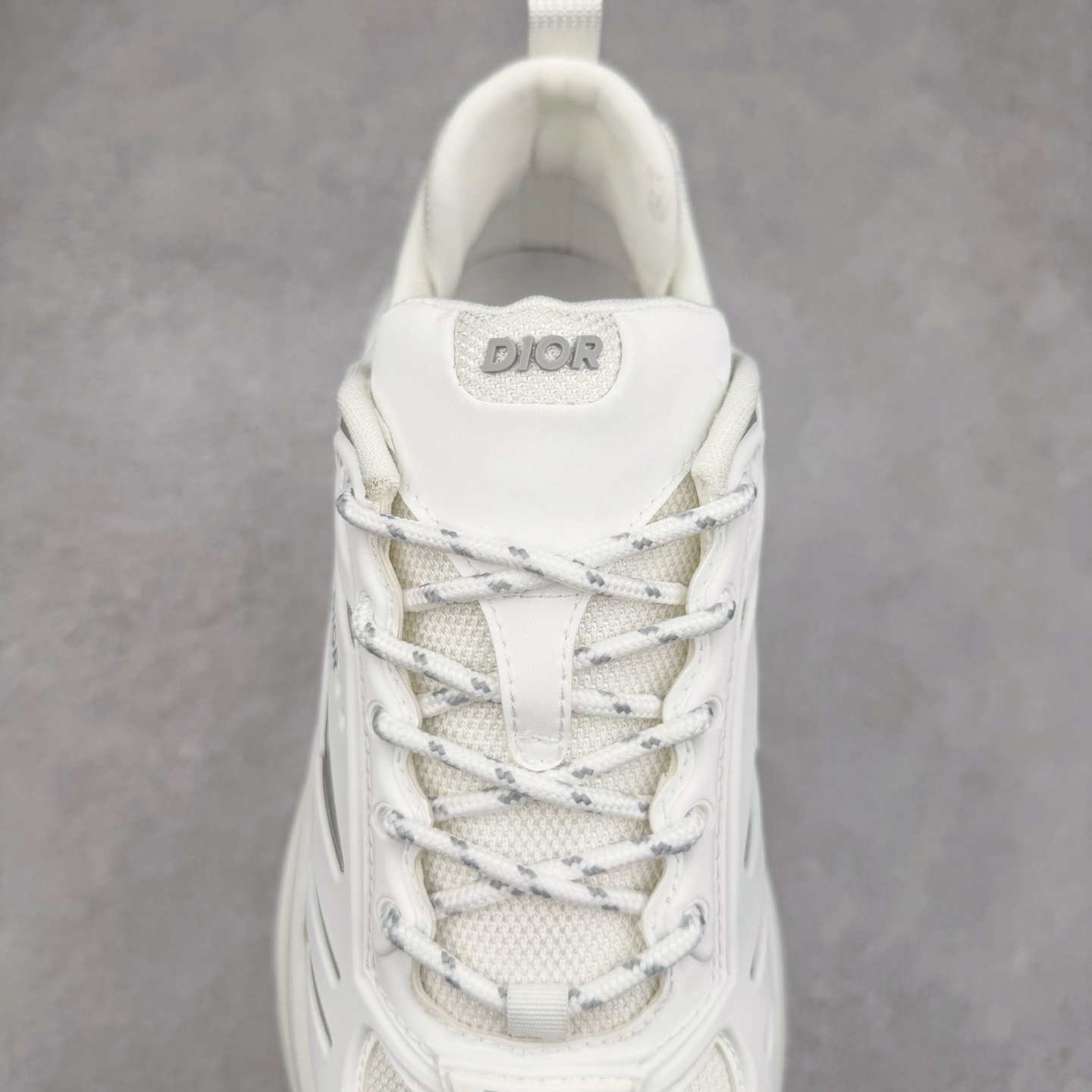 图片[5]-＃GD广顶 DIOR B44 Blade 迪奥2024新款圆头系带跑步鞋 新款鞋款的特点是受到 21 世纪启发的大胆蓬松造型 B44 Blade 运动鞋采用渐变技术网布制成 配有同色技术面料面板 鞋底上配有对比鲜明的 Blade 嵌件 与跑步世界息息相关 这款运动鞋具有运动、复古未来主义的外观 配有超细纤维和帆布嵌件 并饰有标志性的“Dior”标志 点缀在鞋面、鞋跟和侧面 鞋型饰有 Dior 和Lewis Hamilton标志性饰物 悬挂在鞋眼上 而鞋面、鞋跟和侧面则饰有 Dior 标志 尺码：36 37 38 39 40 41 42 43 44 45-选品中心