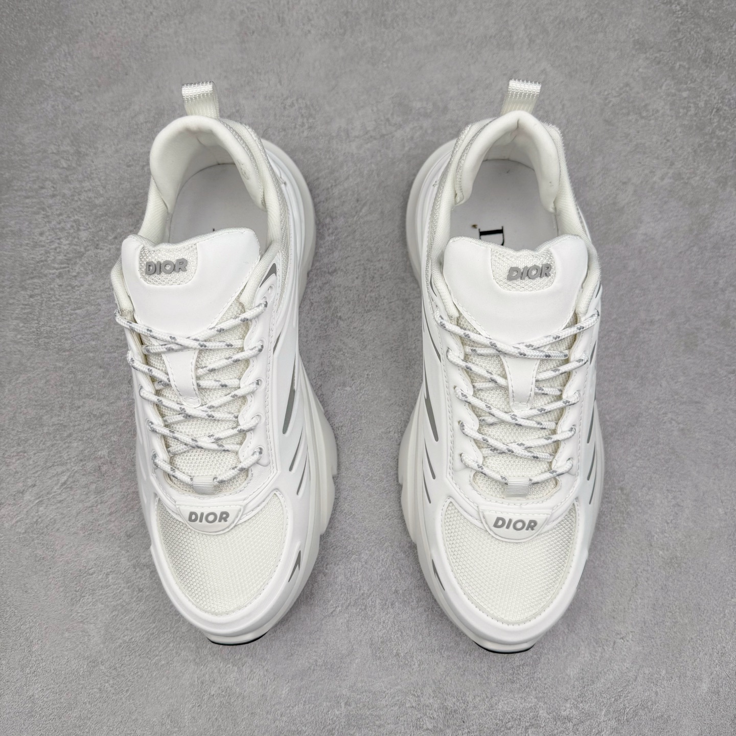 图片[2]-＃GD广顶 DIOR B44 Blade 迪奥2024新款圆头系带跑步鞋 新款鞋款的特点是受到 21 世纪启发的大胆蓬松造型 B44 Blade 运动鞋采用渐变技术网布制成 配有同色技术面料面板 鞋底上配有对比鲜明的 Blade 嵌件 与跑步世界息息相关 这款运动鞋具有运动、复古未来主义的外观 配有超细纤维和帆布嵌件 并饰有标志性的“Dior”标志 点缀在鞋面、鞋跟和侧面 鞋型饰有 Dior 和Lewis Hamilton标志性饰物 悬挂在鞋眼上 而鞋面、鞋跟和侧面则饰有 Dior 标志 尺码：36 37 38 39 40 41 42 43 44 45-选品中心