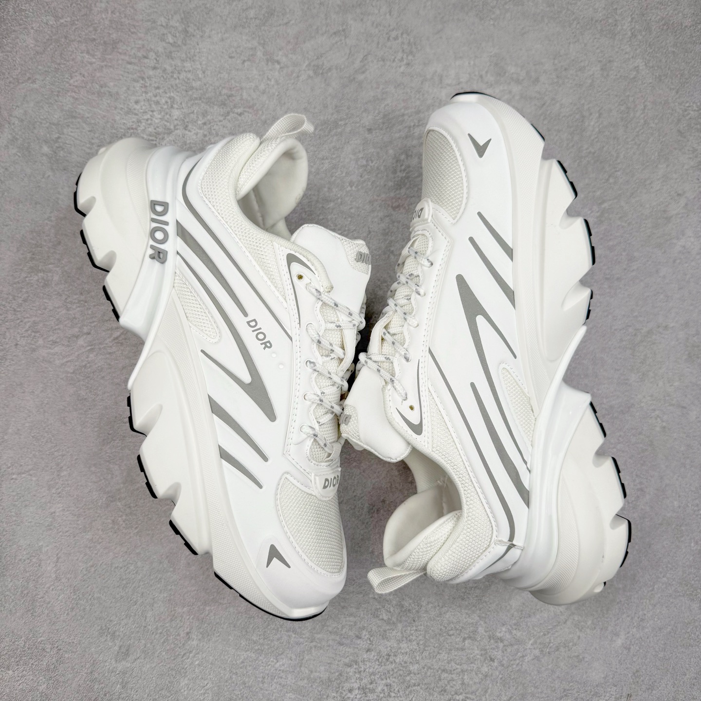 图片[3]-＃GD广顶 DIOR B44 Blade 迪奥2024新款圆头系带跑步鞋 新款鞋款的特点是受到 21 世纪启发的大胆蓬松造型 B44 Blade 运动鞋采用渐变技术网布制成 配有同色技术面料面板 鞋底上配有对比鲜明的 Blade 嵌件 与跑步世界息息相关 这款运动鞋具有运动、复古未来主义的外观 配有超细纤维和帆布嵌件 并饰有标志性的“Dior”标志 点缀在鞋面、鞋跟和侧面 鞋型饰有 Dior 和Lewis Hamilton标志性饰物 悬挂在鞋眼上 而鞋面、鞋跟和侧面则饰有 Dior 标志 尺码：36 37 38 39 40 41 42 43 44 45-选品中心