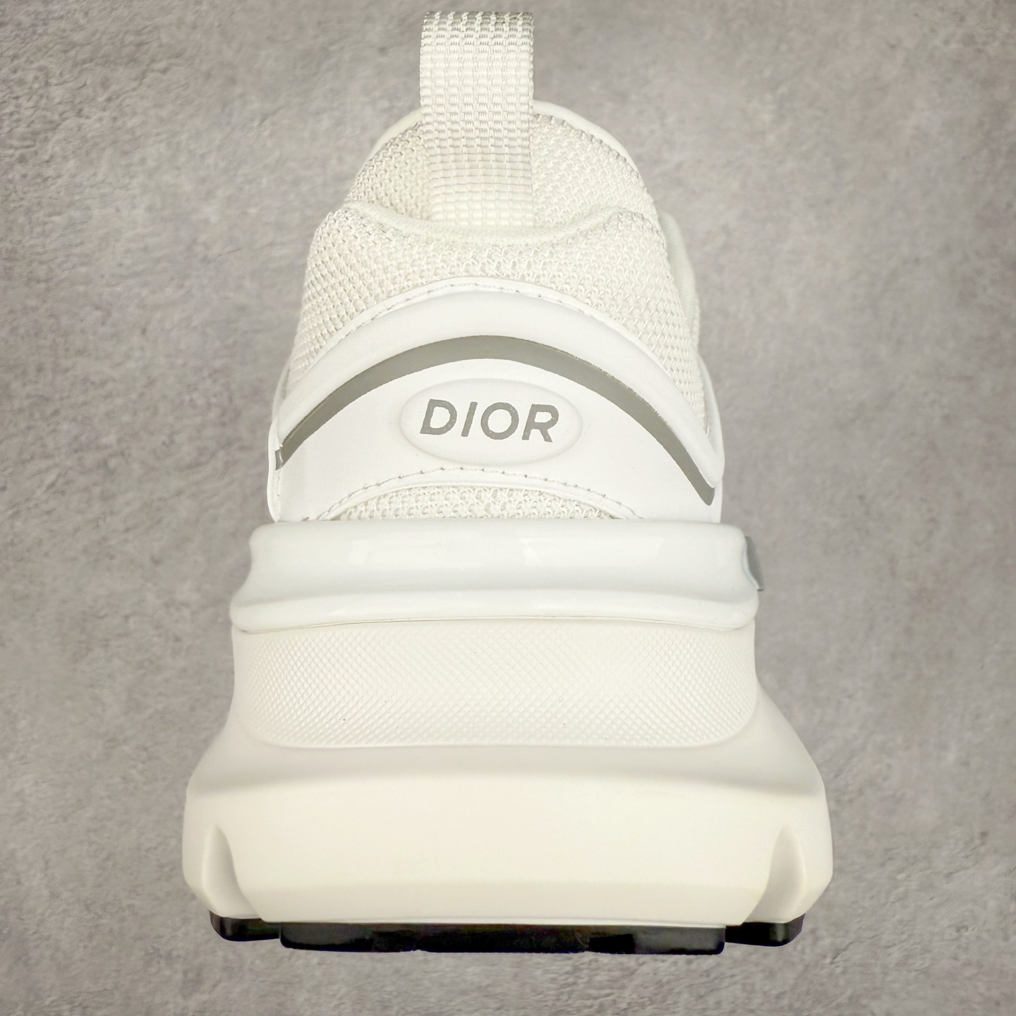 图片[8]-＃GD广顶 DIOR B44 Blade 迪奥2024新款圆头系带跑步鞋 新款鞋款的特点是受到 21 世纪启发的大胆蓬松造型 B44 Blade 运动鞋采用渐变技术网布制成 配有同色技术面料面板 鞋底上配有对比鲜明的 Blade 嵌件 与跑步世界息息相关 这款运动鞋具有运动、复古未来主义的外观 配有超细纤维和帆布嵌件 并饰有标志性的“Dior”标志 点缀在鞋面、鞋跟和侧面 鞋型饰有 Dior 和Lewis Hamilton标志性饰物 悬挂在鞋眼上 而鞋面、鞋跟和侧面则饰有 Dior 标志 尺码：36 37 38 39 40 41 42 43 44 45-选品中心