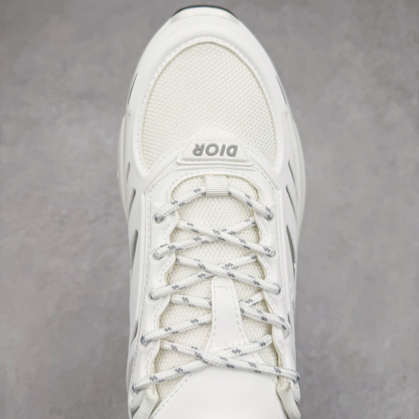 图片[4]-＃GD广顶 DIOR B44 Blade 迪奥2024新款圆头系带跑步鞋 新款鞋款的特点是受到 21 世纪启发的大胆蓬松造型 B44 Blade 运动鞋采用渐变技术网布制成 配有同色技术面料面板 鞋底上配有对比鲜明的 Blade 嵌件 与跑步世界息息相关 这款运动鞋具有运动、复古未来主义的外观 配有超细纤维和帆布嵌件 并饰有标志性的“Dior”标志 点缀在鞋面、鞋跟和侧面 鞋型饰有 Dior 和Lewis Hamilton标志性饰物 悬挂在鞋眼上 而鞋面、鞋跟和侧面则饰有 Dior 标志 尺码：36 37 38 39 40 41 42 43 44 45-选品中心