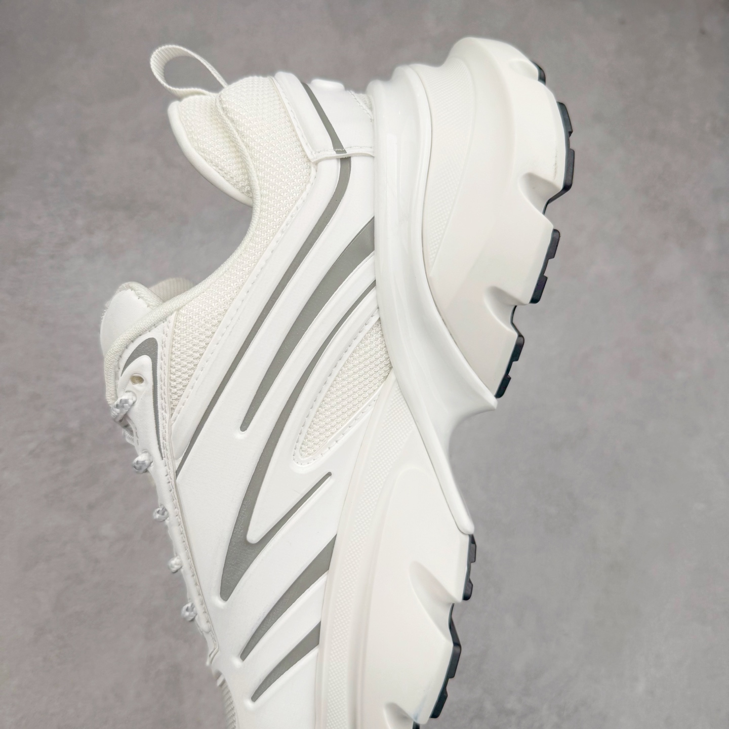 图片[7]-＃GD广顶 DIOR B44 Blade 迪奥2024新款圆头系带跑步鞋 新款鞋款的特点是受到 21 世纪启发的大胆蓬松造型 B44 Blade 运动鞋采用渐变技术网布制成 配有同色技术面料面板 鞋底上配有对比鲜明的 Blade 嵌件 与跑步世界息息相关 这款运动鞋具有运动、复古未来主义的外观 配有超细纤维和帆布嵌件 并饰有标志性的“Dior”标志 点缀在鞋面、鞋跟和侧面 鞋型饰有 Dior 和Lewis Hamilton标志性饰物 悬挂在鞋眼上 而鞋面、鞋跟和侧面则饰有 Dior 标志 尺码：36 37 38 39 40 41 42 43 44 45-选品中心