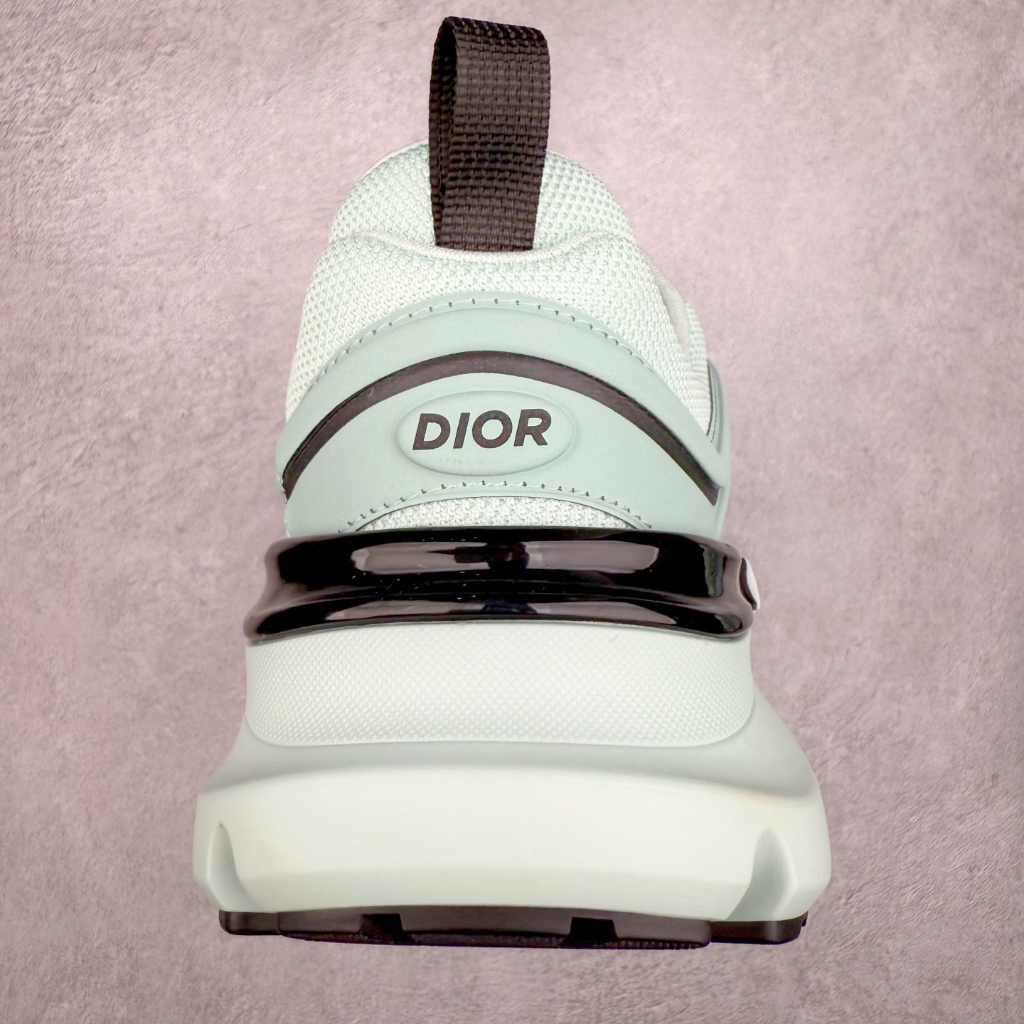 图片[8]-＃GD广顶 DIOR B44 Blade 迪奥2024新款圆头系带跑步鞋 新款鞋款的特点是受到 21 世纪启发的大胆蓬松造型 B44 Blade 运动鞋采用渐变技术网布制成 配有同色技术面料面板 鞋底上配有对比鲜明的 Blade 嵌件 与跑步世界息息相关 这款运动鞋具有运动、复古未来主义的外观 配有超细纤维和帆布嵌件 并饰有标志性的“Dior”标志 点缀在鞋面、鞋跟和侧面 鞋型饰有 Dior 和Lewis Hamilton标志性饰物 悬挂在鞋眼上 而鞋面、鞋跟和侧面则饰有 Dior 标志 尺码：36 37 38 39 40 41 42 43 44 45-选品中心