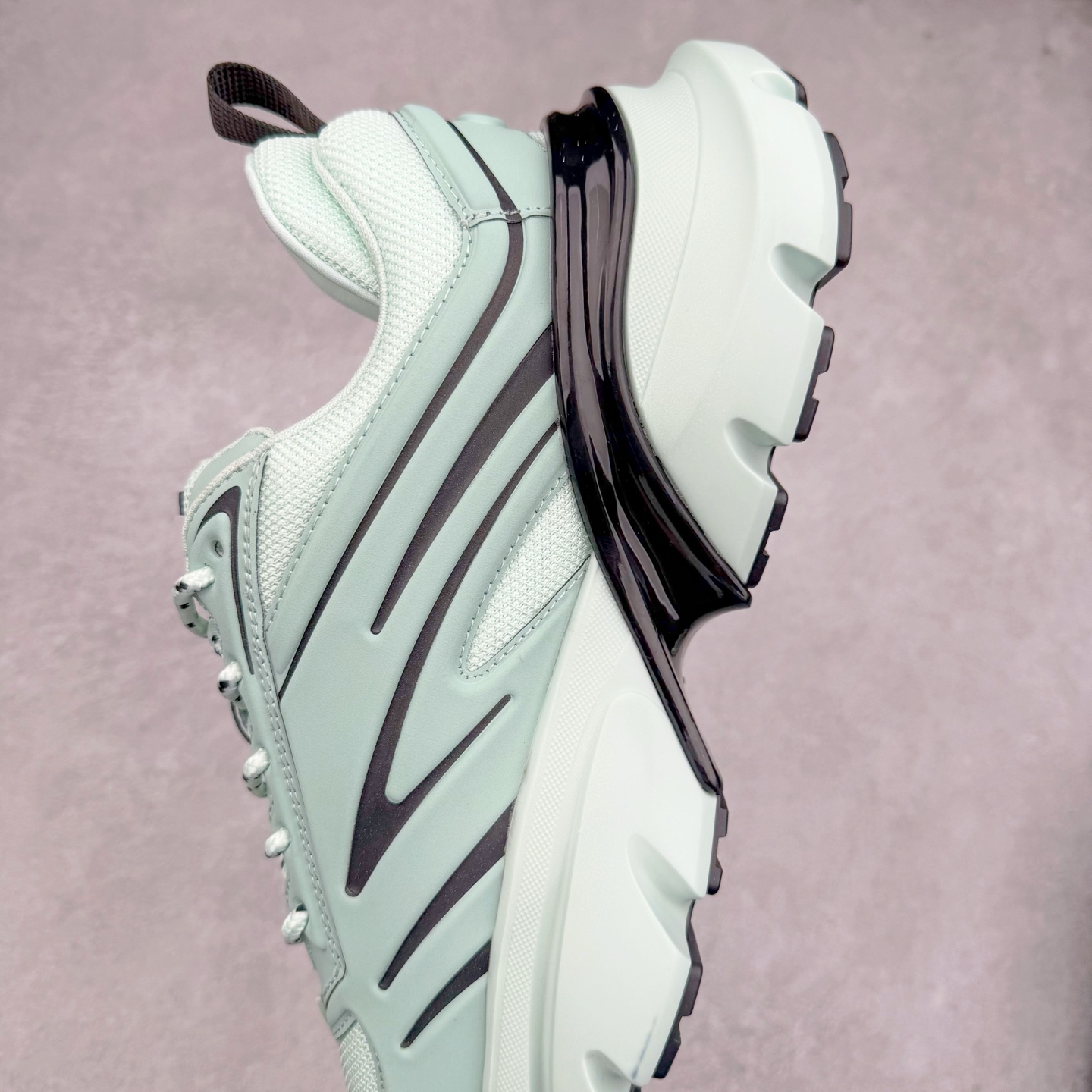 图片[7]-＃GD广顶 DIOR B44 Blade 迪奥2024新款圆头系带跑步鞋 新款鞋款的特点是受到 21 世纪启发的大胆蓬松造型 B44 Blade 运动鞋采用渐变技术网布制成 配有同色技术面料面板 鞋底上配有对比鲜明的 Blade 嵌件 与跑步世界息息相关 这款运动鞋具有运动、复古未来主义的外观 配有超细纤维和帆布嵌件 并饰有标志性的“Dior”标志 点缀在鞋面、鞋跟和侧面 鞋型饰有 Dior 和Lewis Hamilton标志性饰物 悬挂在鞋眼上 而鞋面、鞋跟和侧面则饰有 Dior 标志 尺码：36 37 38 39 40 41 42 43 44 45-选品中心