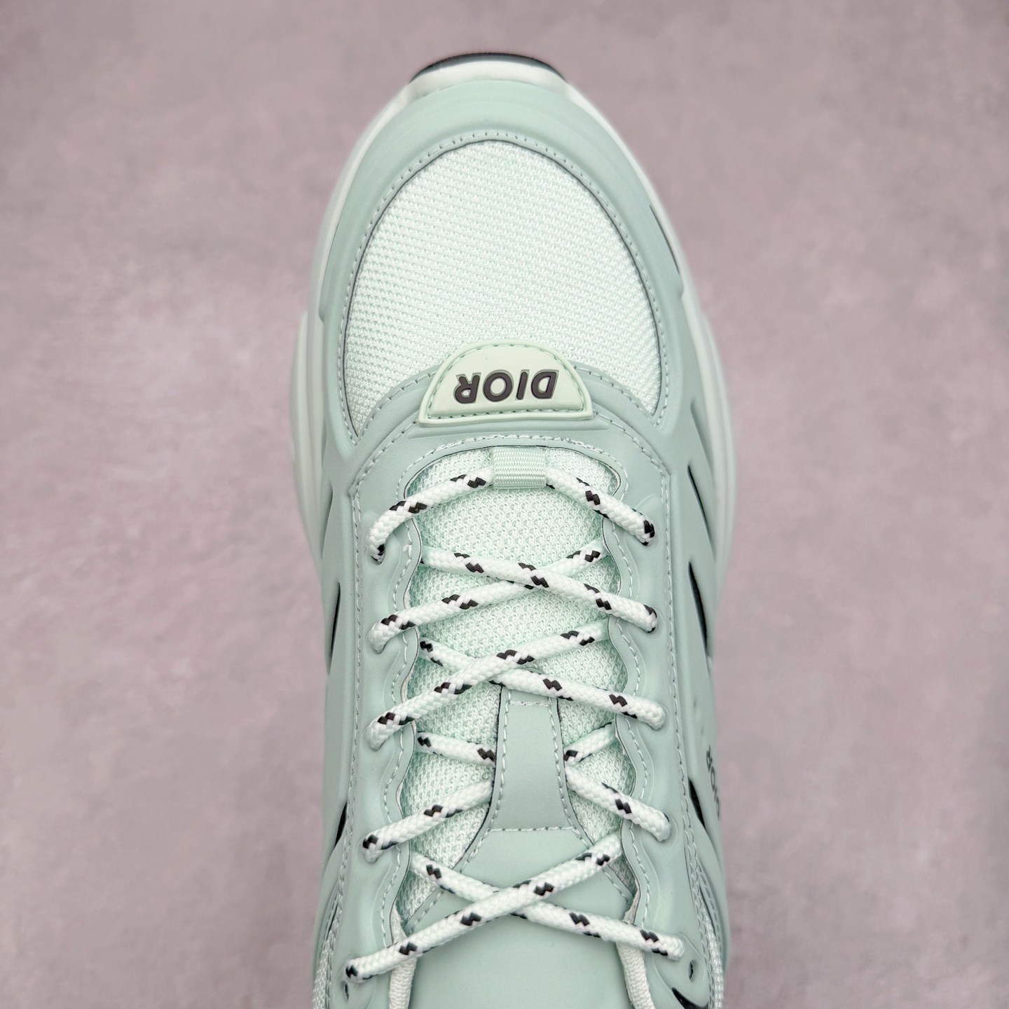 图片[4]-＃GD广顶 DIOR B44 Blade 迪奥2024新款圆头系带跑步鞋 新款鞋款的特点是受到 21 世纪启发的大胆蓬松造型 B44 Blade 运动鞋采用渐变技术网布制成 配有同色技术面料面板 鞋底上配有对比鲜明的 Blade 嵌件 与跑步世界息息相关 这款运动鞋具有运动、复古未来主义的外观 配有超细纤维和帆布嵌件 并饰有标志性的“Dior”标志 点缀在鞋面、鞋跟和侧面 鞋型饰有 Dior 和Lewis Hamilton标志性饰物 悬挂在鞋眼上 而鞋面、鞋跟和侧面则饰有 Dior 标志 尺码：36 37 38 39 40 41 42 43 44 45-选品中心