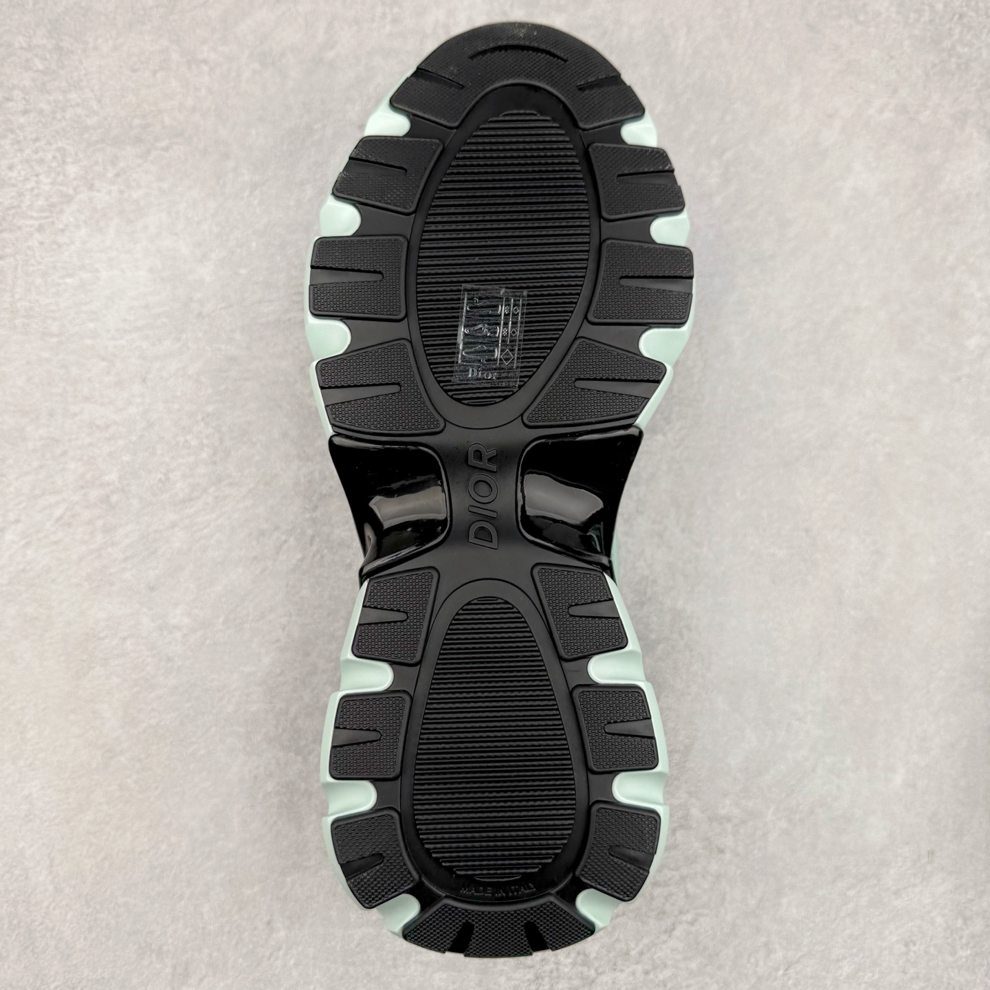 图片[9]-＃GD广顶 DIOR B44 Blade 迪奥2024新款圆头系带跑步鞋 新款鞋款的特点是受到 21 世纪启发的大胆蓬松造型 B44 Blade 运动鞋采用渐变技术网布制成 配有同色技术面料面板 鞋底上配有对比鲜明的 Blade 嵌件 与跑步世界息息相关 这款运动鞋具有运动、复古未来主义的外观 配有超细纤维和帆布嵌件 并饰有标志性的“Dior”标志 点缀在鞋面、鞋跟和侧面 鞋型饰有 Dior 和Lewis Hamilton标志性饰物 悬挂在鞋眼上 而鞋面、鞋跟和侧面则饰有 Dior 标志 尺码：36 37 38 39 40 41 42 43 44 45-选品中心