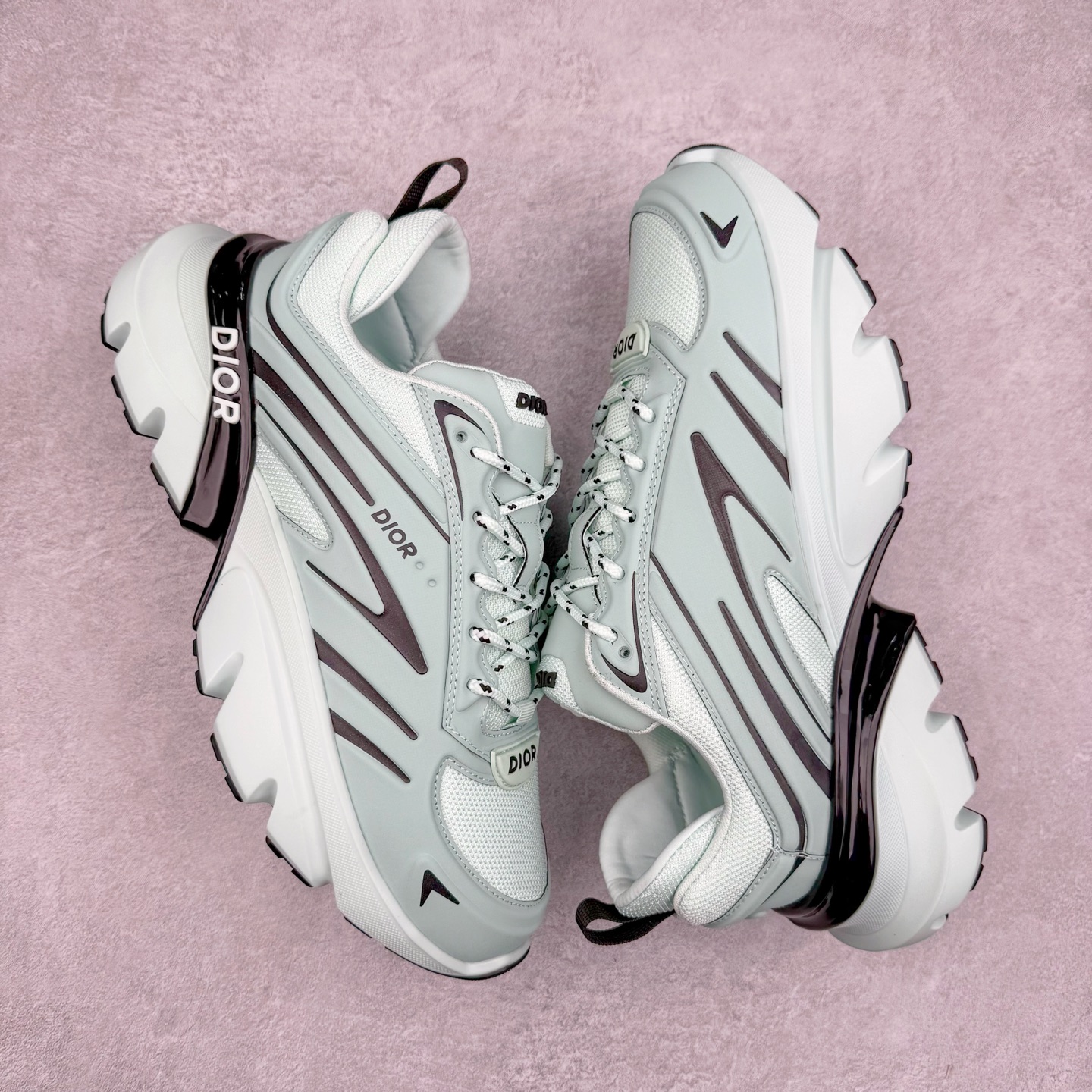 图片[3]-＃GD广顶 DIOR B44 Blade 迪奥2024新款圆头系带跑步鞋 新款鞋款的特点是受到 21 世纪启发的大胆蓬松造型 B44 Blade 运动鞋采用渐变技术网布制成 配有同色技术面料面板 鞋底上配有对比鲜明的 Blade 嵌件 与跑步世界息息相关 这款运动鞋具有运动、复古未来主义的外观 配有超细纤维和帆布嵌件 并饰有标志性的“Dior”标志 点缀在鞋面、鞋跟和侧面 鞋型饰有 Dior 和Lewis Hamilton标志性饰物 悬挂在鞋眼上 而鞋面、鞋跟和侧面则饰有 Dior 标志 尺码：36 37 38 39 40 41 42 43 44 45-选品中心