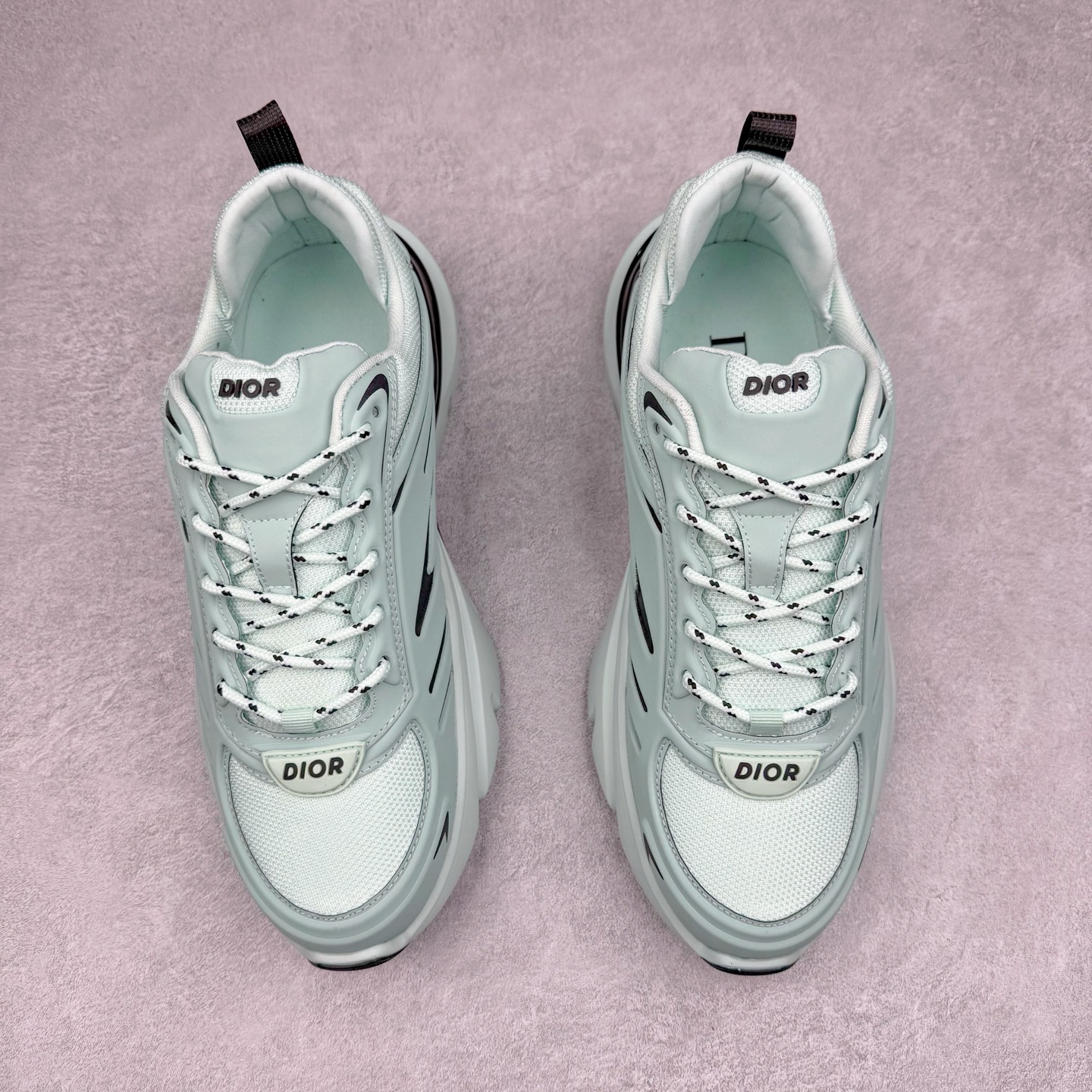 图片[2]-＃GD广顶 DIOR B44 Blade 迪奥2024新款圆头系带跑步鞋 新款鞋款的特点是受到 21 世纪启发的大胆蓬松造型 B44 Blade 运动鞋采用渐变技术网布制成 配有同色技术面料面板 鞋底上配有对比鲜明的 Blade 嵌件 与跑步世界息息相关 这款运动鞋具有运动、复古未来主义的外观 配有超细纤维和帆布嵌件 并饰有标志性的“Dior”标志 点缀在鞋面、鞋跟和侧面 鞋型饰有 Dior 和Lewis Hamilton标志性饰物 悬挂在鞋眼上 而鞋面、鞋跟和侧面则饰有 Dior 标志 尺码：36 37 38 39 40 41 42 43 44 45-选品中心