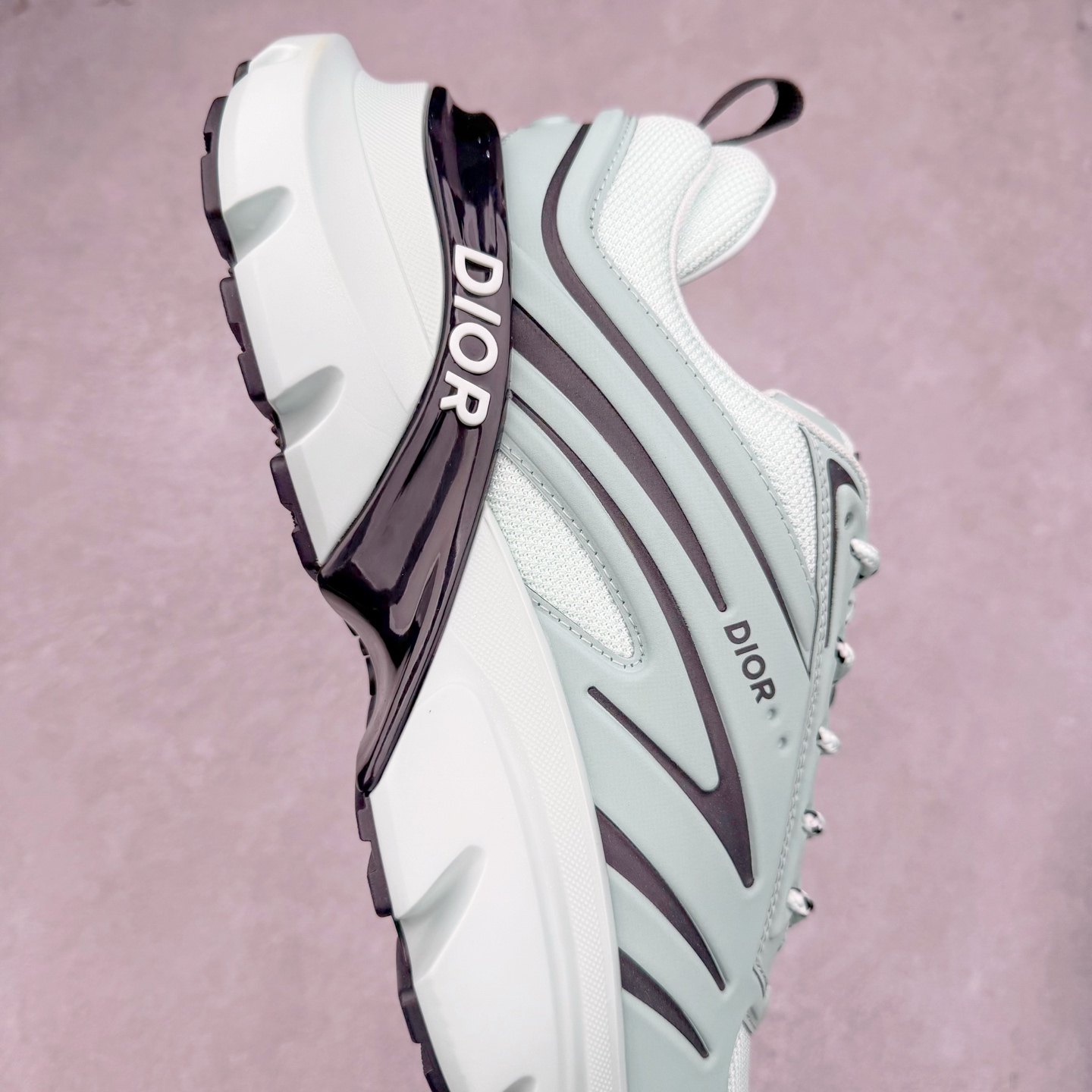 图片[6]-＃GD广顶 DIOR B44 Blade 迪奥2024新款圆头系带跑步鞋 新款鞋款的特点是受到 21 世纪启发的大胆蓬松造型 B44 Blade 运动鞋采用渐变技术网布制成 配有同色技术面料面板 鞋底上配有对比鲜明的 Blade 嵌件 与跑步世界息息相关 这款运动鞋具有运动、复古未来主义的外观 配有超细纤维和帆布嵌件 并饰有标志性的“Dior”标志 点缀在鞋面、鞋跟和侧面 鞋型饰有 Dior 和Lewis Hamilton标志性饰物 悬挂在鞋眼上 而鞋面、鞋跟和侧面则饰有 Dior 标志 尺码：36 37 38 39 40 41 42 43 44 45-选品中心