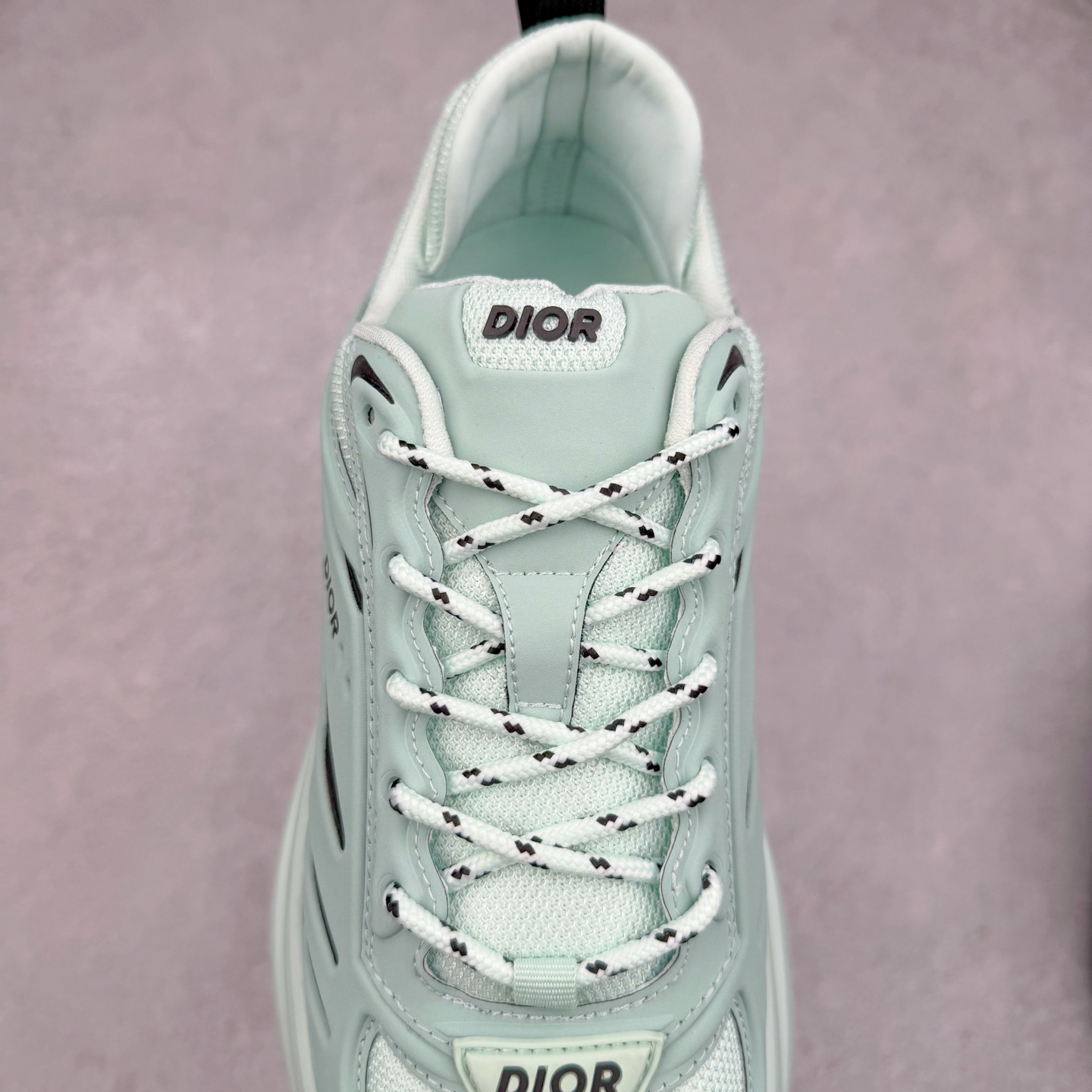 图片[5]-＃GD广顶 DIOR B44 Blade 迪奥2024新款圆头系带跑步鞋 新款鞋款的特点是受到 21 世纪启发的大胆蓬松造型 B44 Blade 运动鞋采用渐变技术网布制成 配有同色技术面料面板 鞋底上配有对比鲜明的 Blade 嵌件 与跑步世界息息相关 这款运动鞋具有运动、复古未来主义的外观 配有超细纤维和帆布嵌件 并饰有标志性的“Dior”标志 点缀在鞋面、鞋跟和侧面 鞋型饰有 Dior 和Lewis Hamilton标志性饰物 悬挂在鞋眼上 而鞋面、鞋跟和侧面则饰有 Dior 标志 尺码：36 37 38 39 40 41 42 43 44 45-选品中心