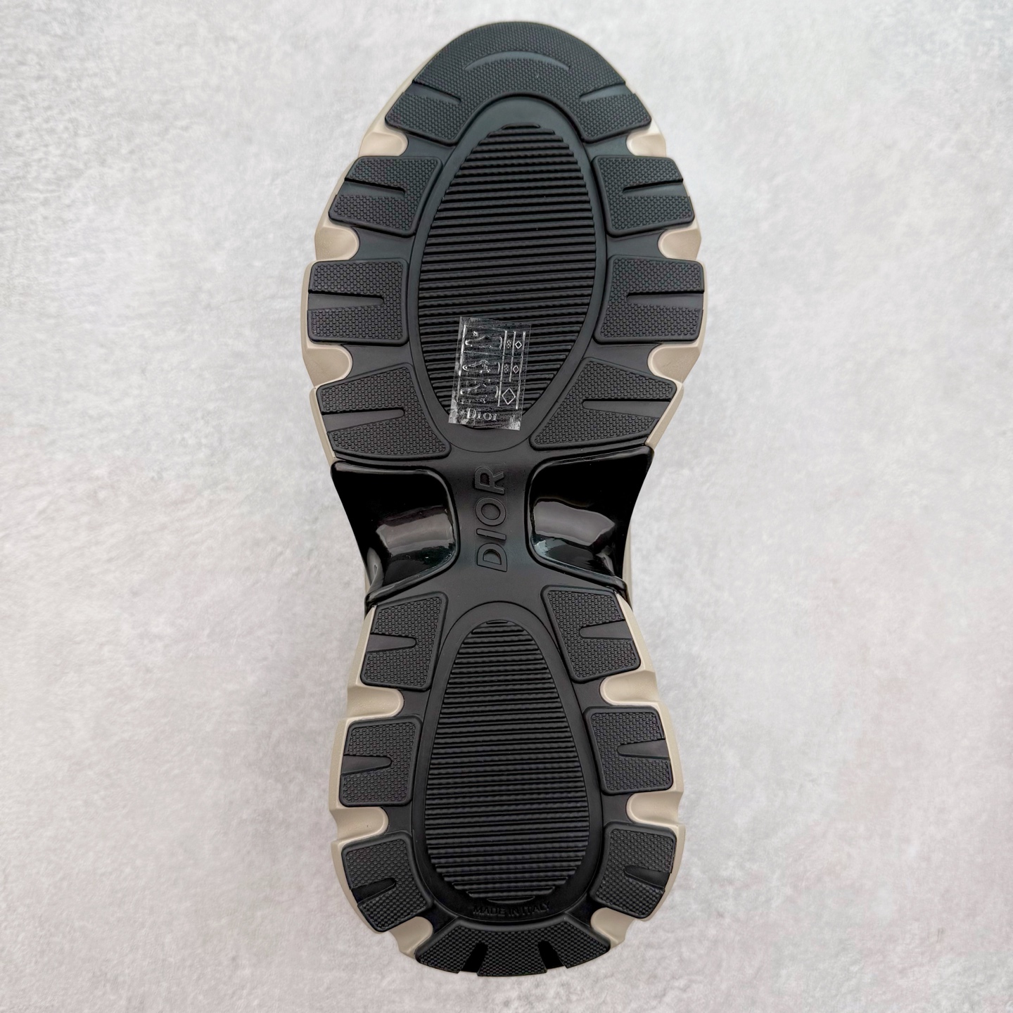 图片[9]-＃GD广顶 DIOR B44 Blade 迪奥2024新款圆头系带跑步鞋 新款鞋款的特点是受到 21 世纪启发的大胆蓬松造型 B44 Blade 运动鞋采用渐变技术网布制成 配有同色技术面料面板 鞋底上配有对比鲜明的 Blade 嵌件 与跑步世界息息相关 这款运动鞋具有运动、复古未来主义的外观 配有超细纤维和帆布嵌件 并饰有标志性的“Dior”标志 点缀在鞋面、鞋跟和侧面 鞋型饰有 Dior 和Lewis Hamilton标志性饰物 悬挂在鞋眼上 而鞋面、鞋跟和侧面则饰有 Dior 标志 尺码：36 37 38 39 40 41 42 43 44 45-选品中心
